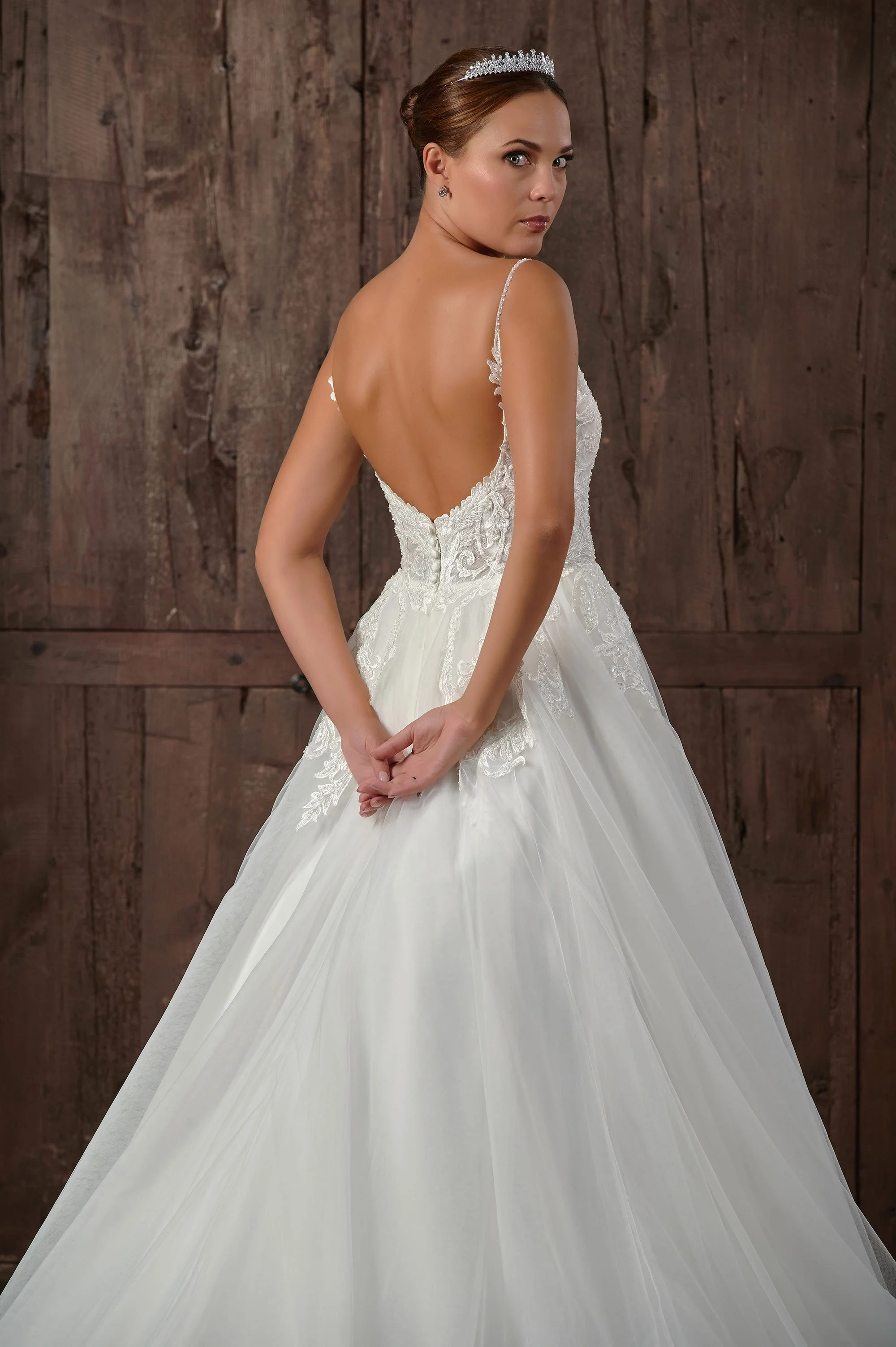 Detalle del escote en V y el encaje bordado del vestido de novia Qenel.