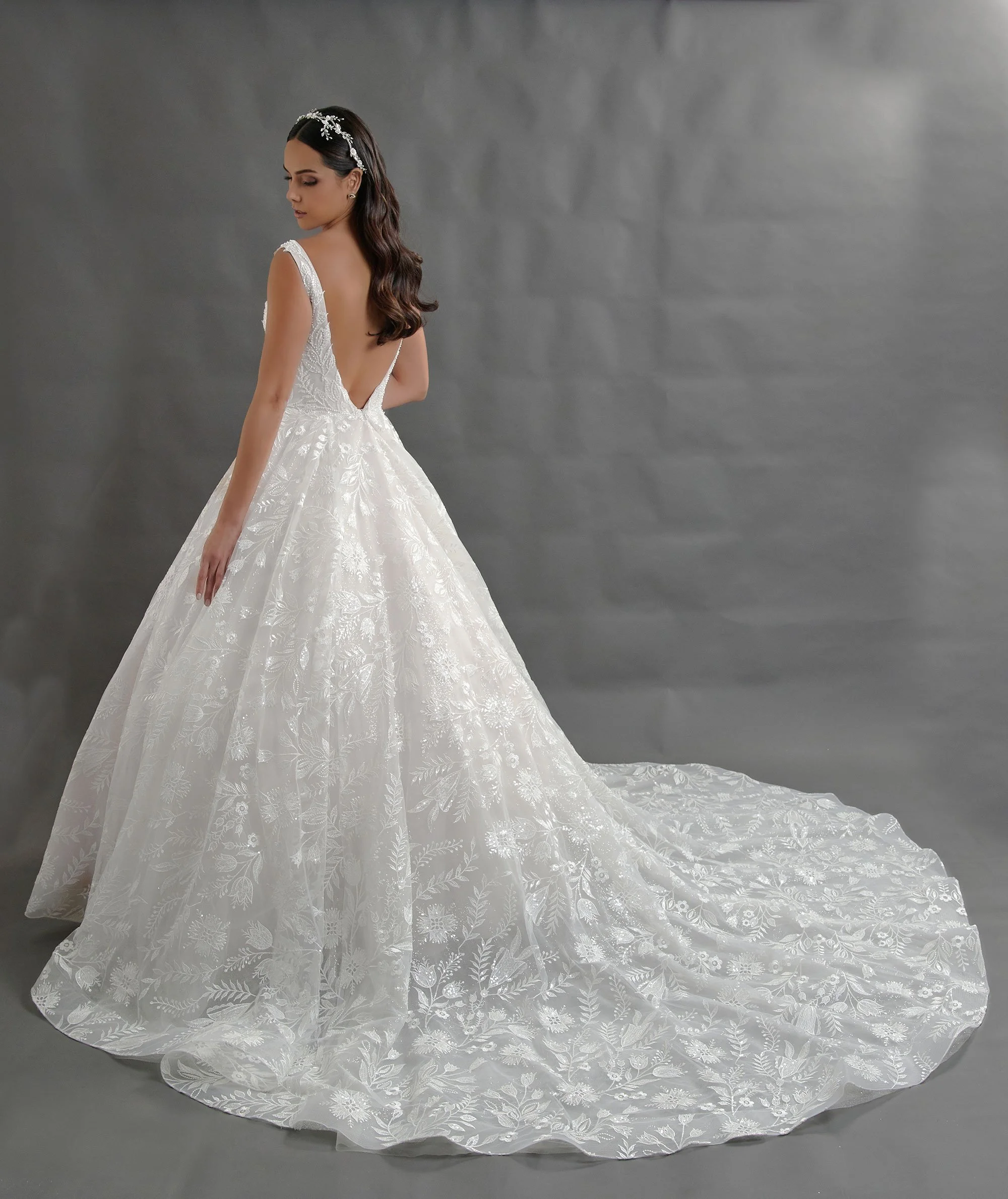 Detalle de la espalda del vestido Barack con bordado de encaje floral y tirantes anchos.
