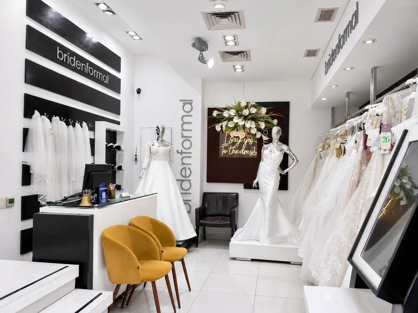 Interior de Bridenformal Polanco con vestidos de novia, velos y área de atención