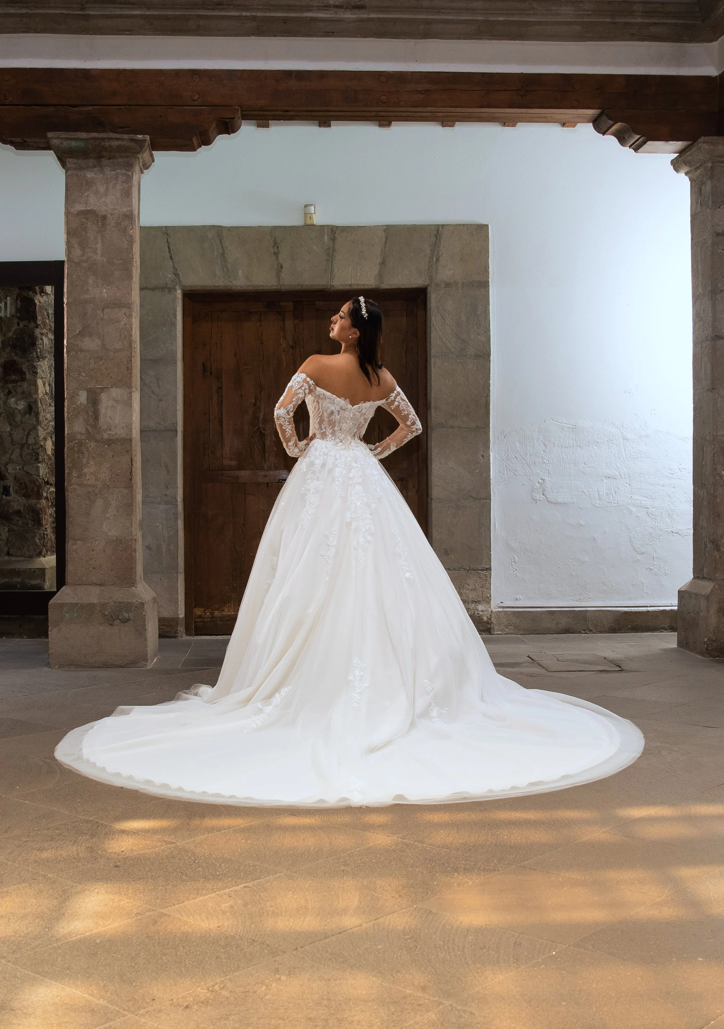 Espalda del vestido de novia Martha con cola larga de tul y encaje.