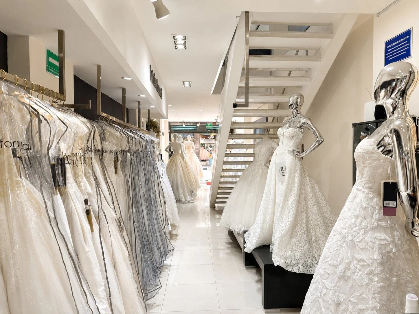 Interior de Bridenformal Chile 28 con vestidos de novia, velos y área de atención