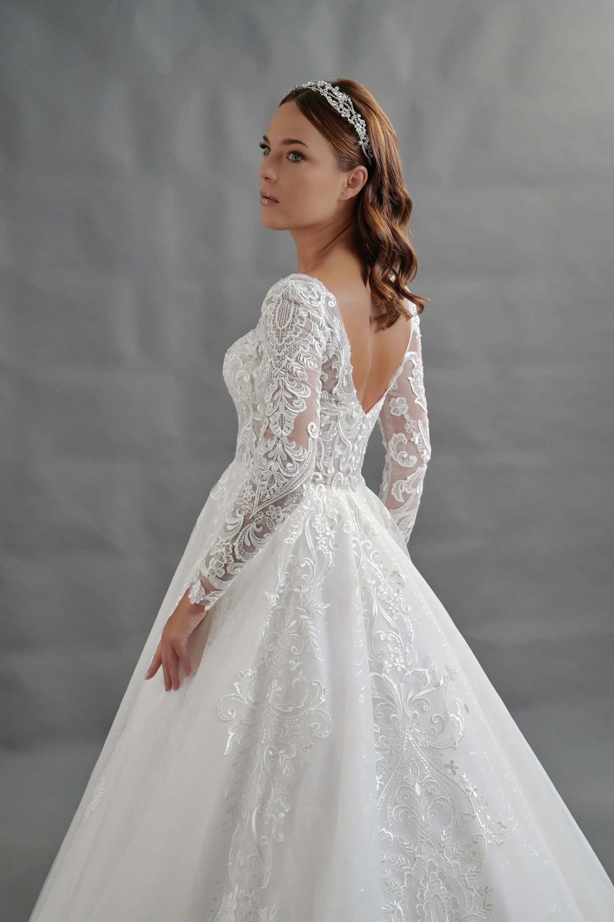 Detalle de la espalda y mangas largas de encaje del vestido de novia Baltasar.