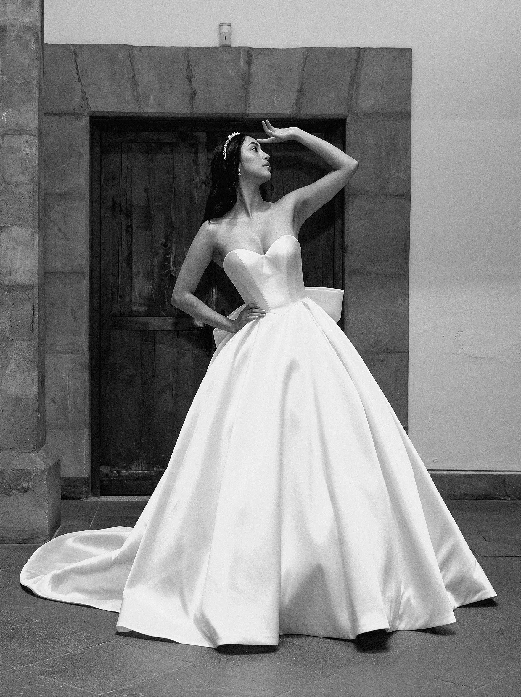 Novia con el vestido Lauren de Bridenformal, princesa de satén con escote corazón, vista frontal completa.