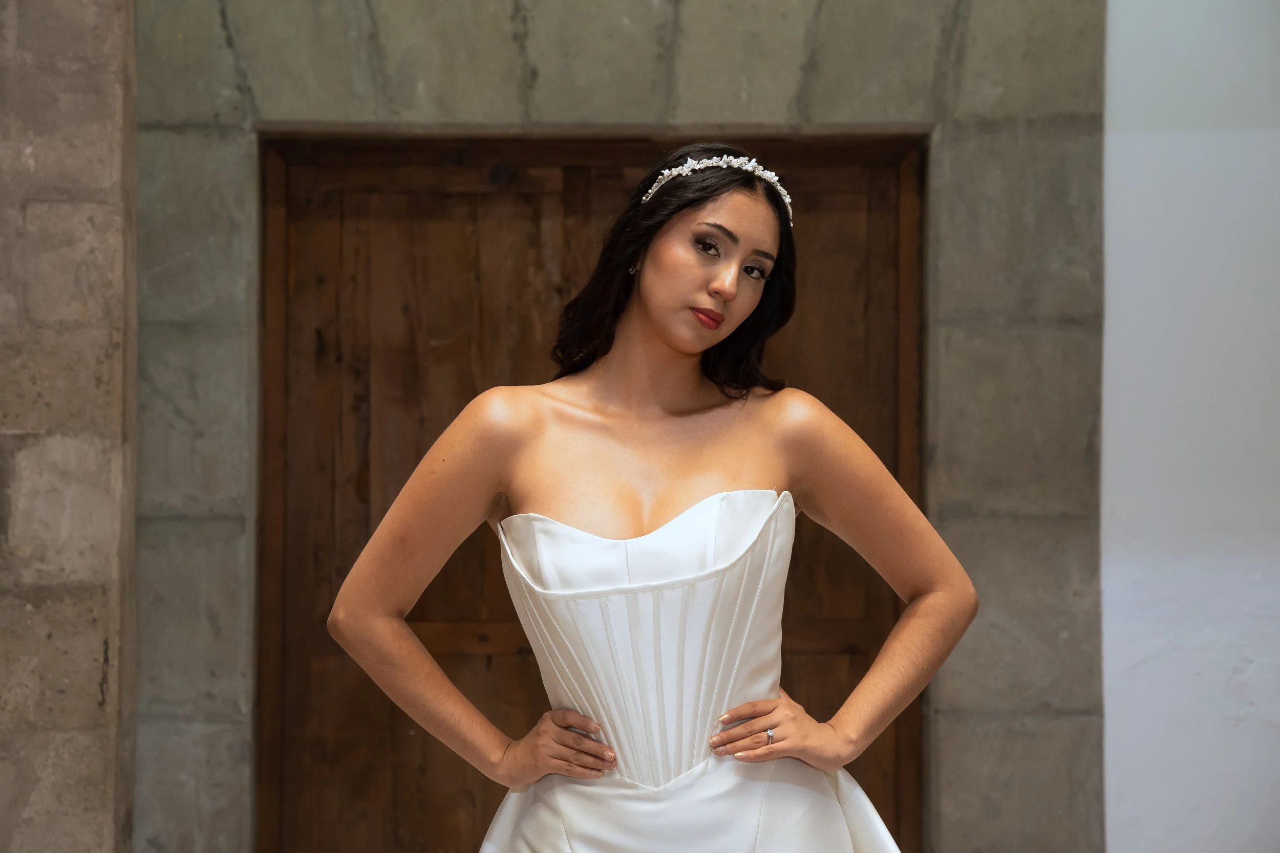 Escote corazón strapless del vestido Love con corsé de satén de costuras verticales.