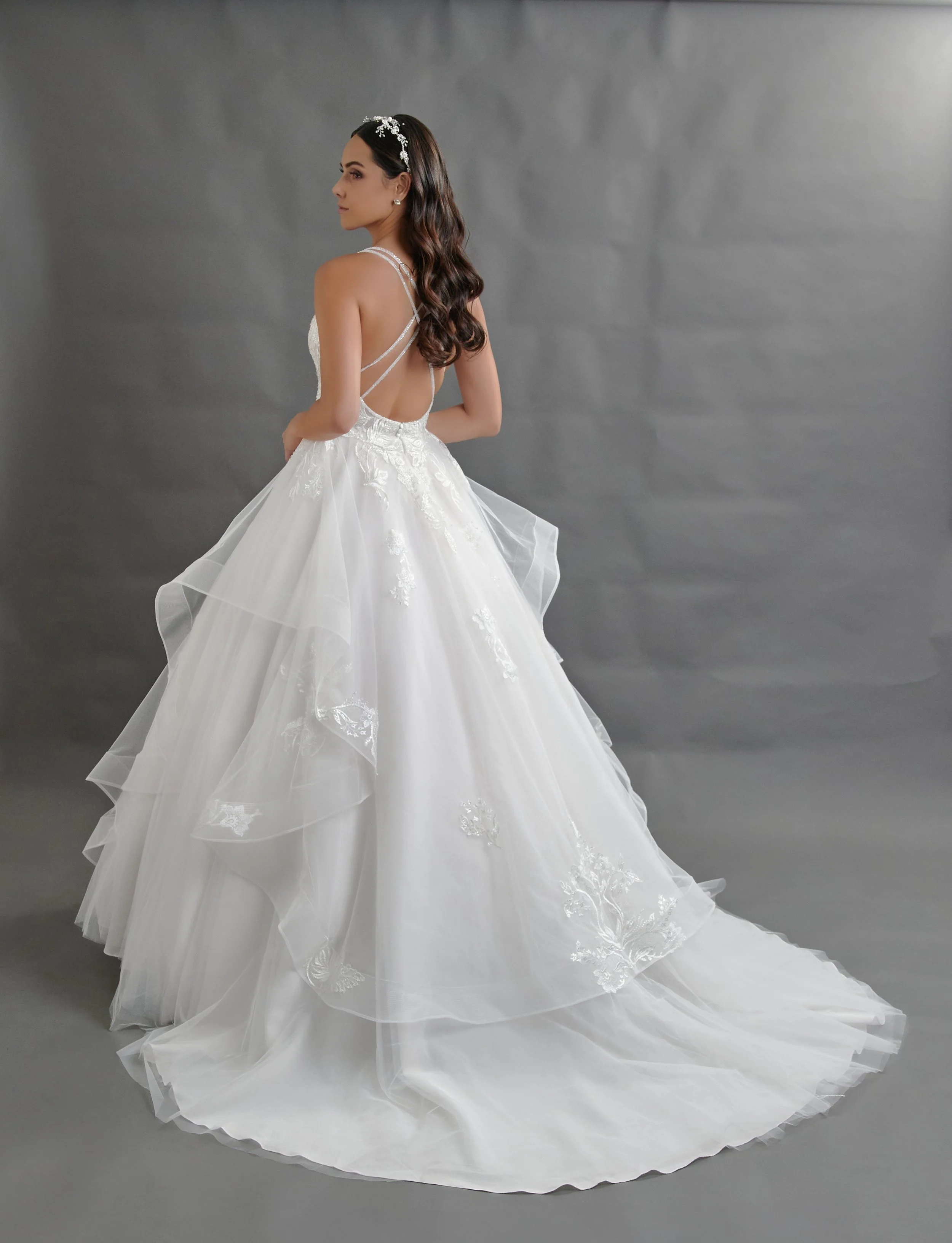 Espalda del vestido de novia Baiona con falda de tul en capas y cola larga tipo catedral.