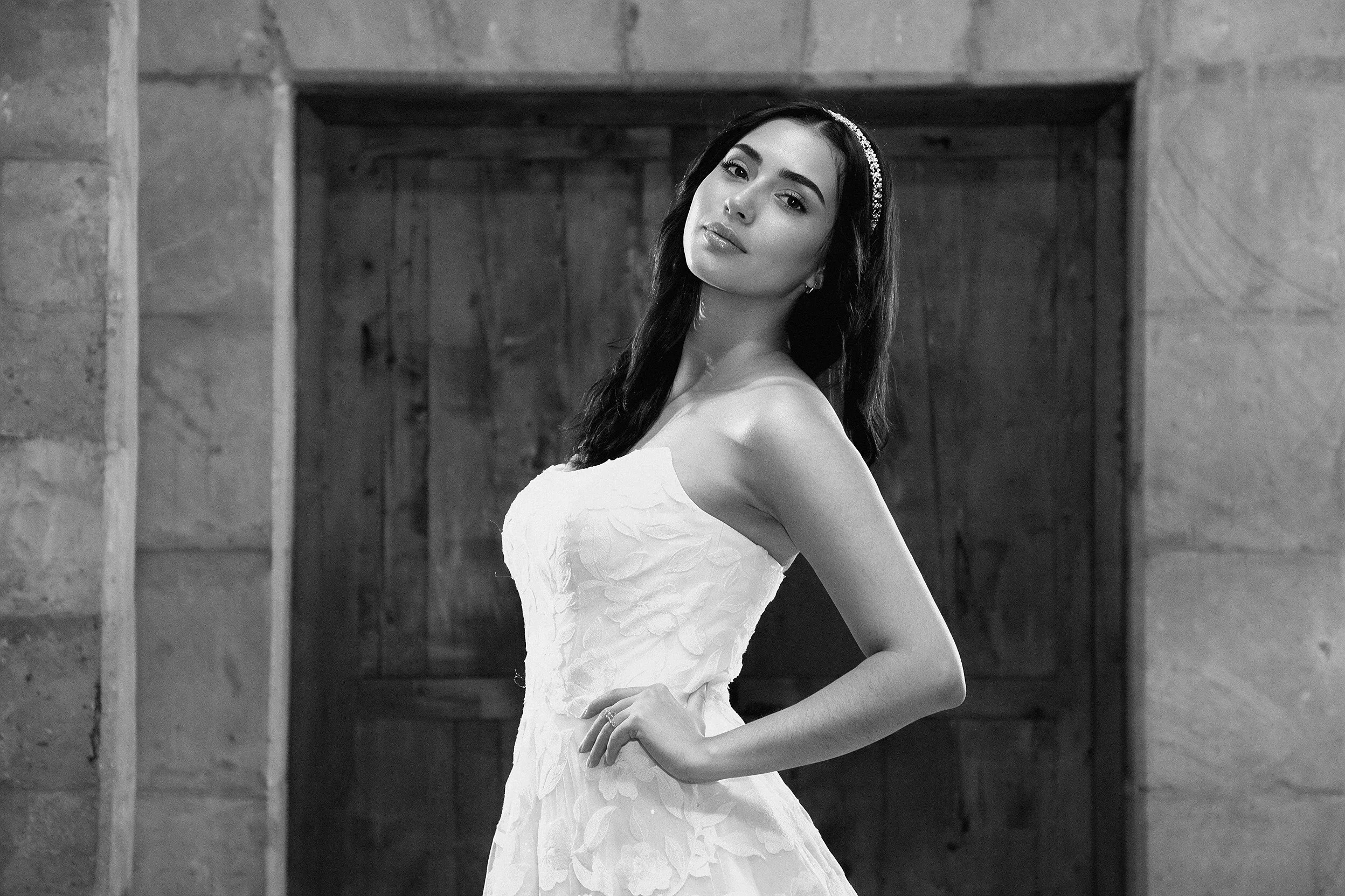 Vestido de novia Look de frente con la falda de aplicaciones florales y la cola extendida en línea A.