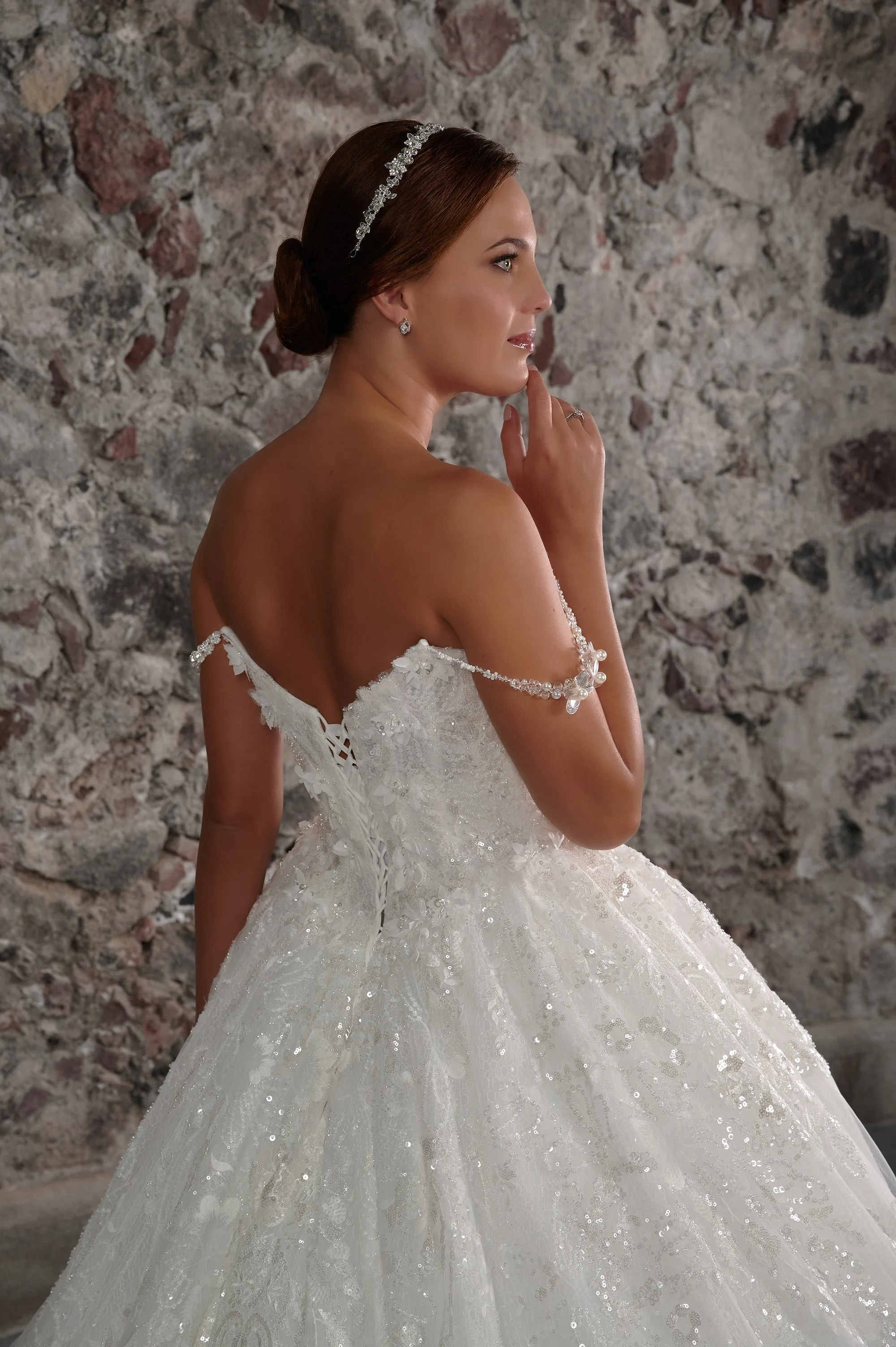 Detalle del drapeado de pedrería y mangas caídas del vestido de novia Casiano.