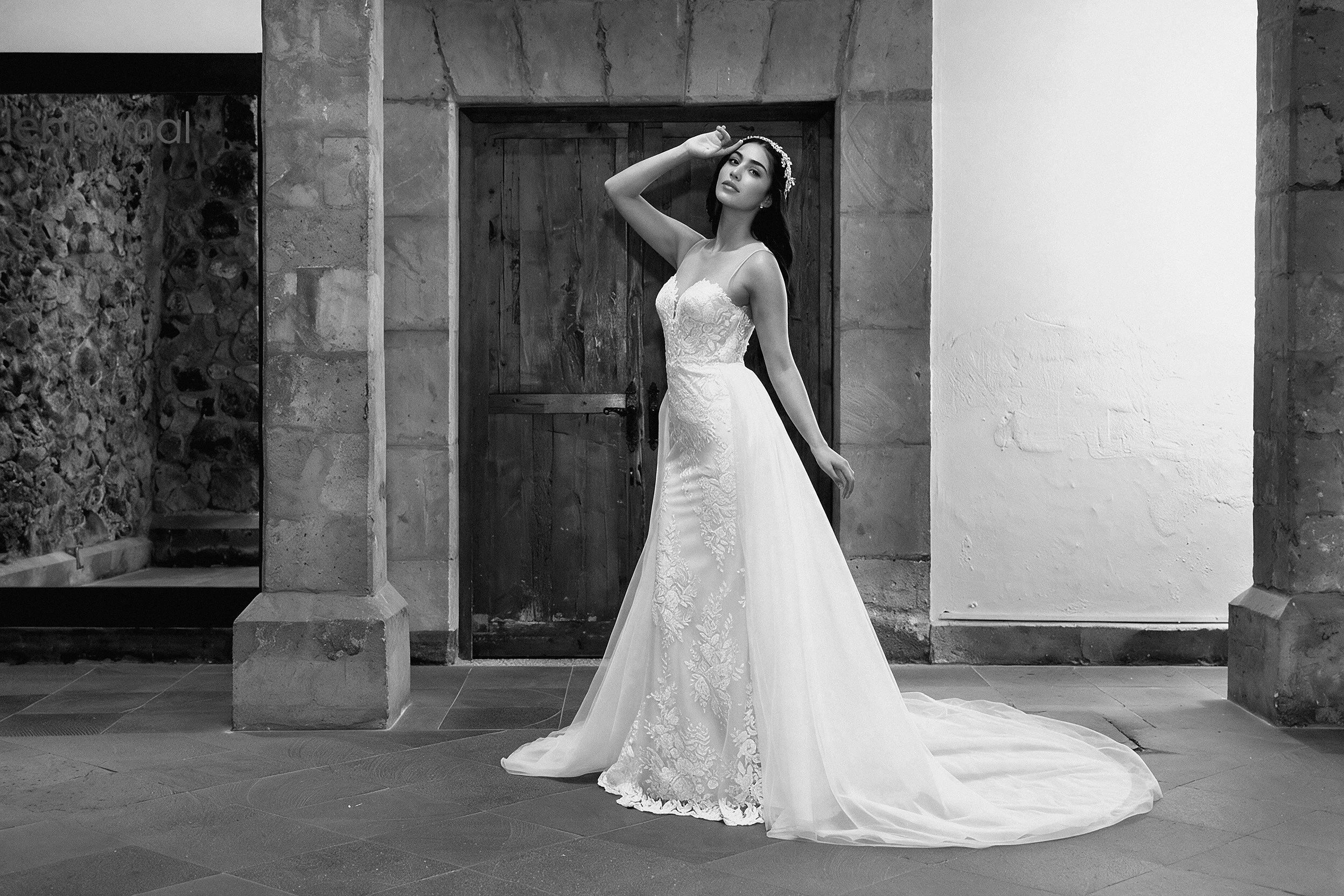 Vestido de novia Waterford con la sobrefalda de tul desmontable puesta, que añade volumen y cola.