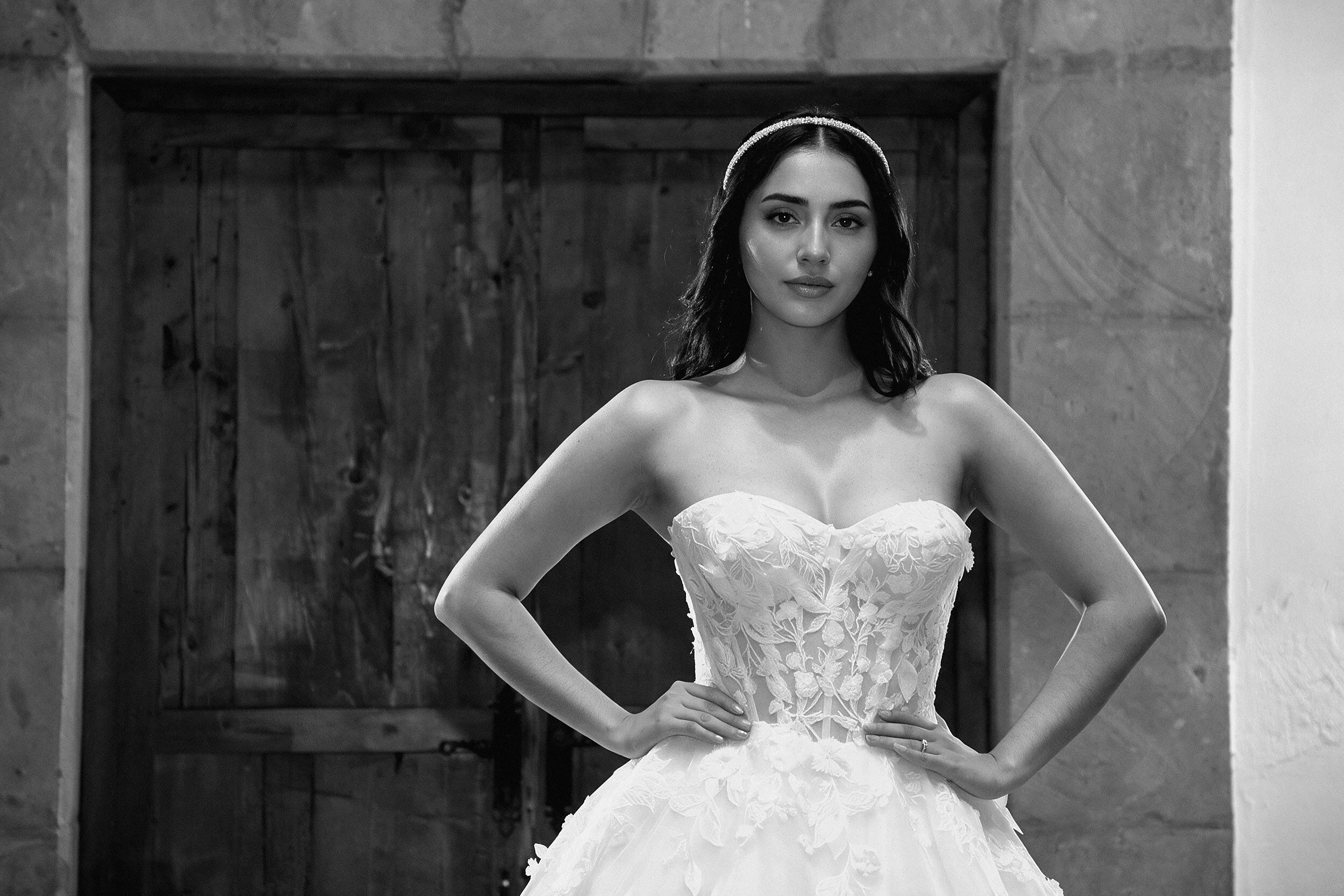 Escote corazón strapless con corsé de encaje y detalle floral del vestido Larisa.