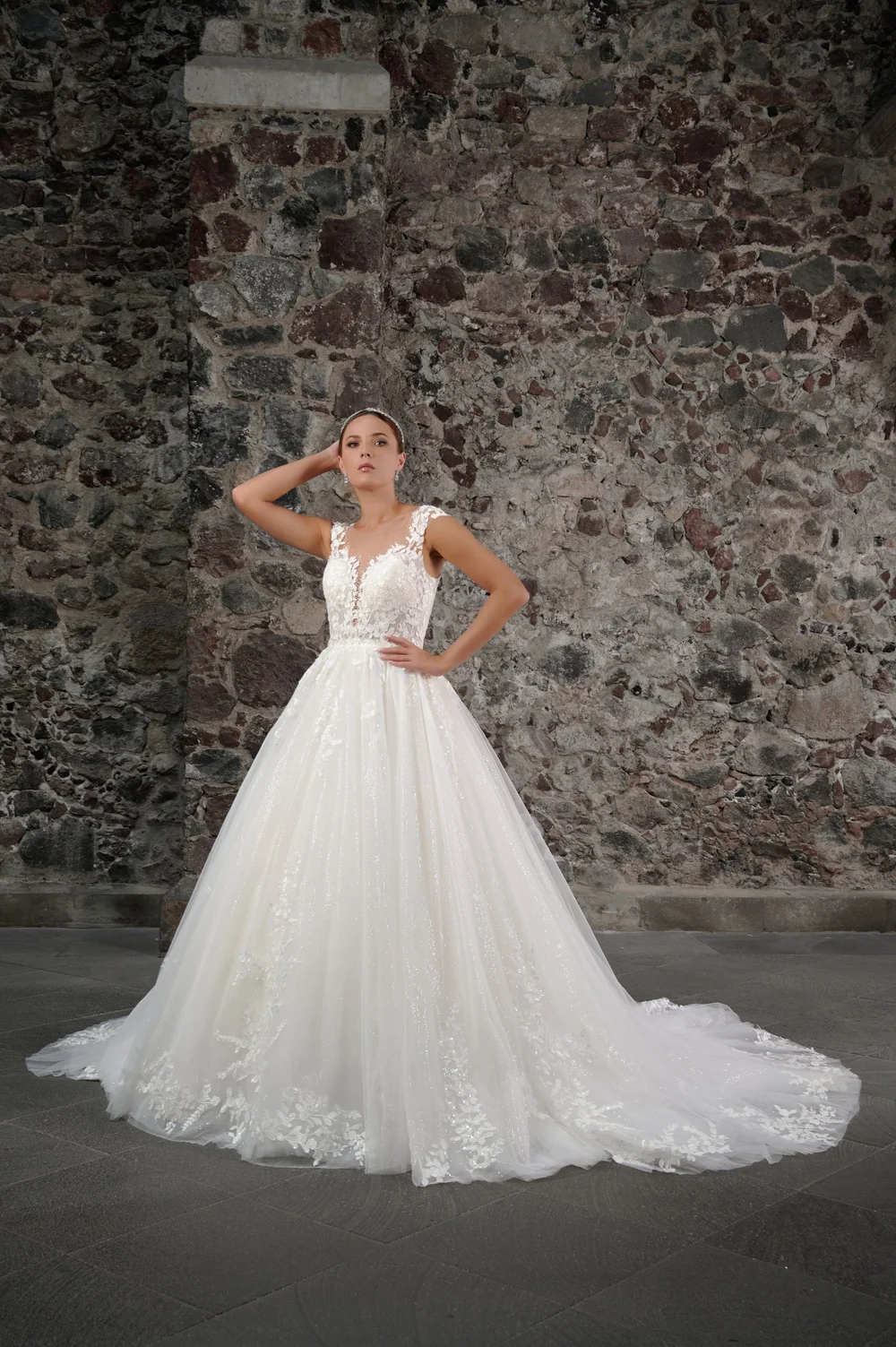 Vestido de novia Coral con escote en V, encaje floral y tul con destellos