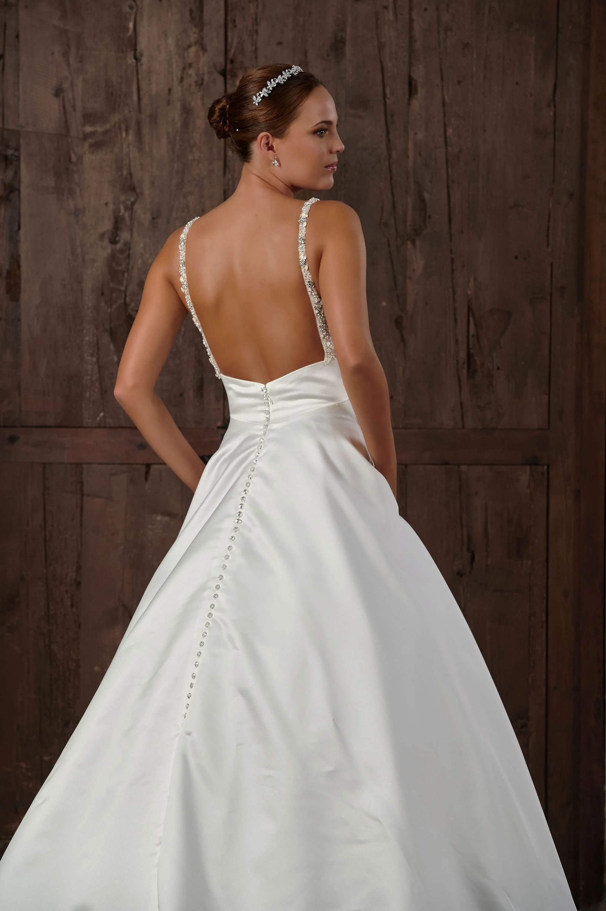 Detalle de los tirantes de pedrería y la espalda baja del vestido de novia Qamar.