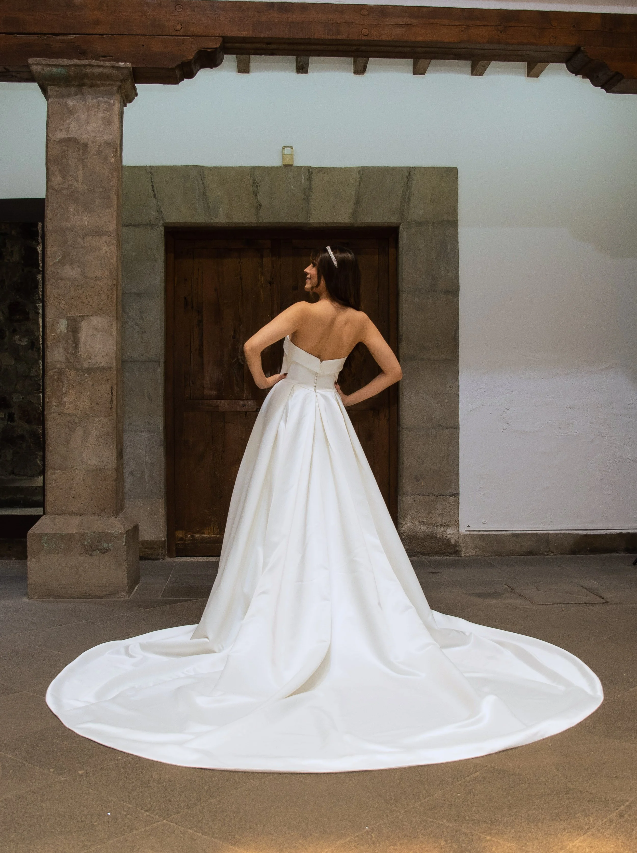 Vestido de novia Warwick con la cola de satén extendida en línea A.