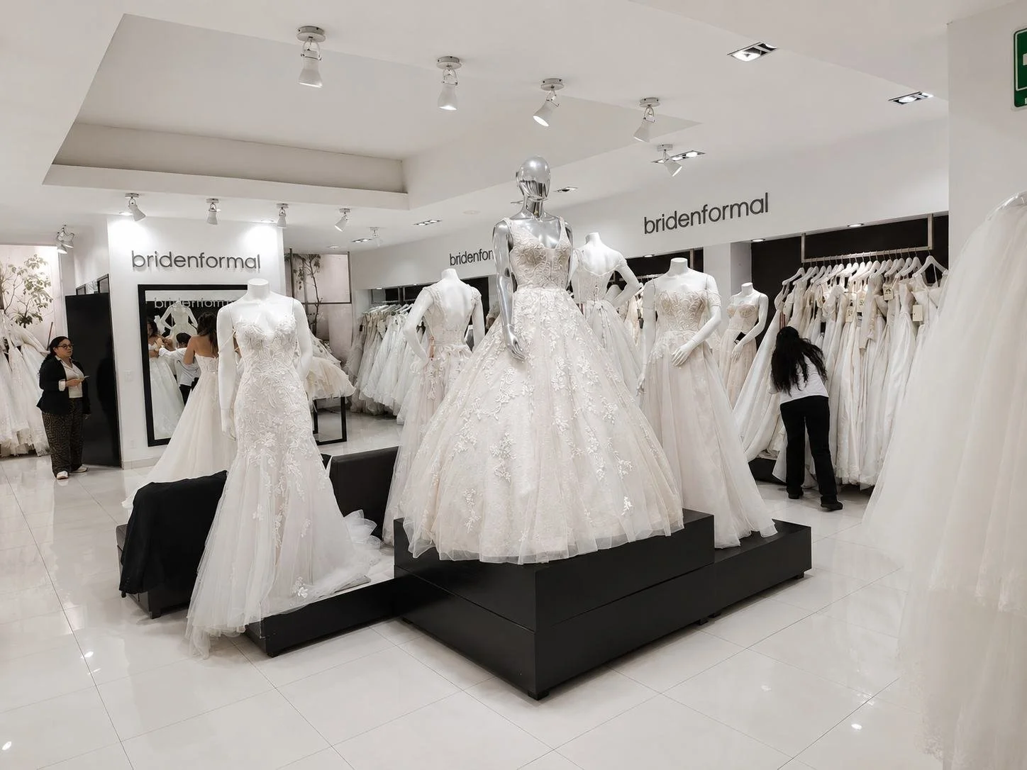 Interior de Bridenformal Ciudad Satélite con vestidos de novia, velos y área de atención