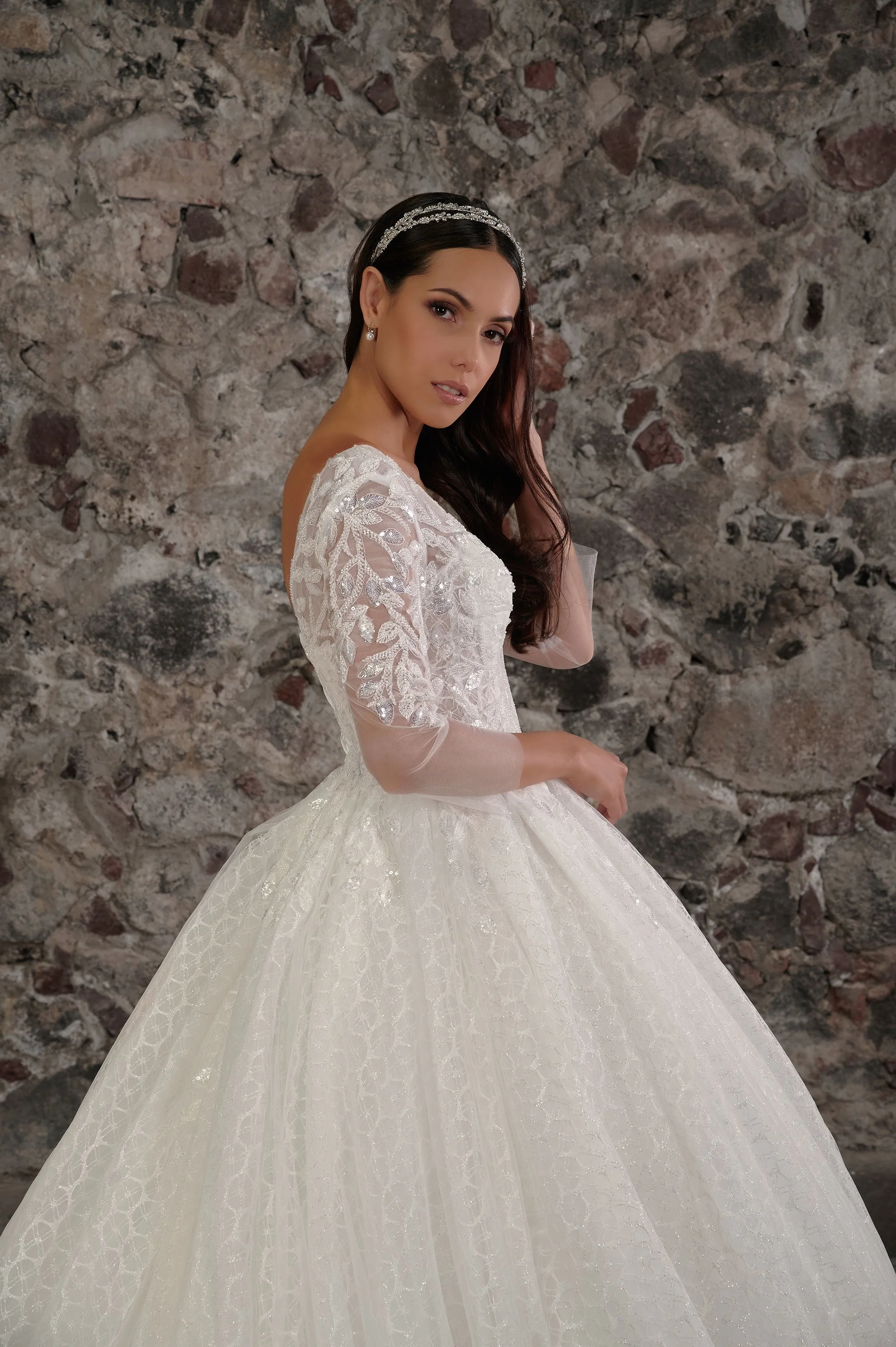 Detalle del bordado floral en las mangas largas del vestido de novia Corina.