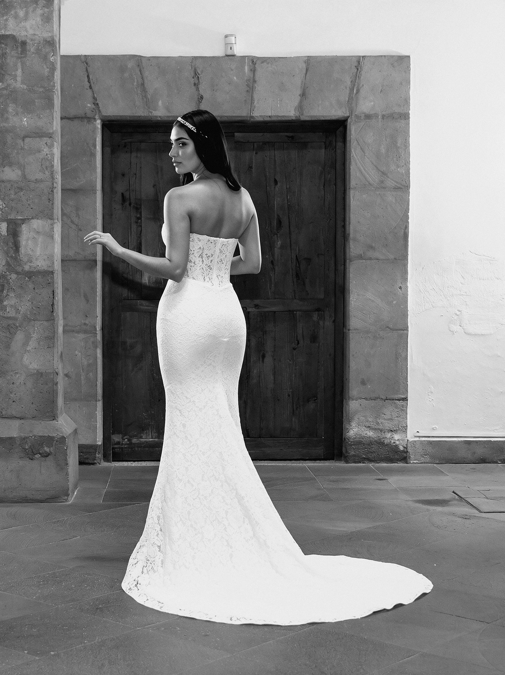 Espalda descubierta del vestido de novia Lea en encaje floral con silueta sirena y cola de barrido.