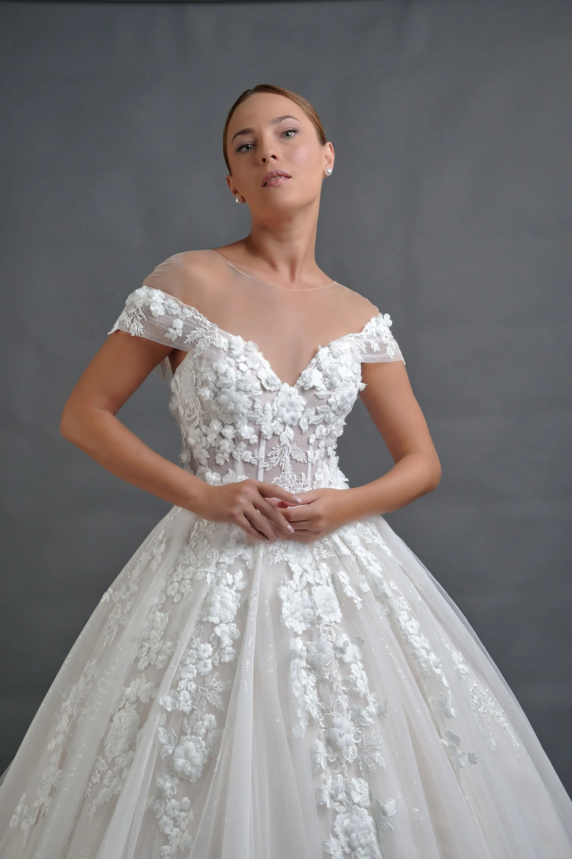 Detalle del corpiño del vestido Balbina con encaje floral tridimensional y mangas caídas.