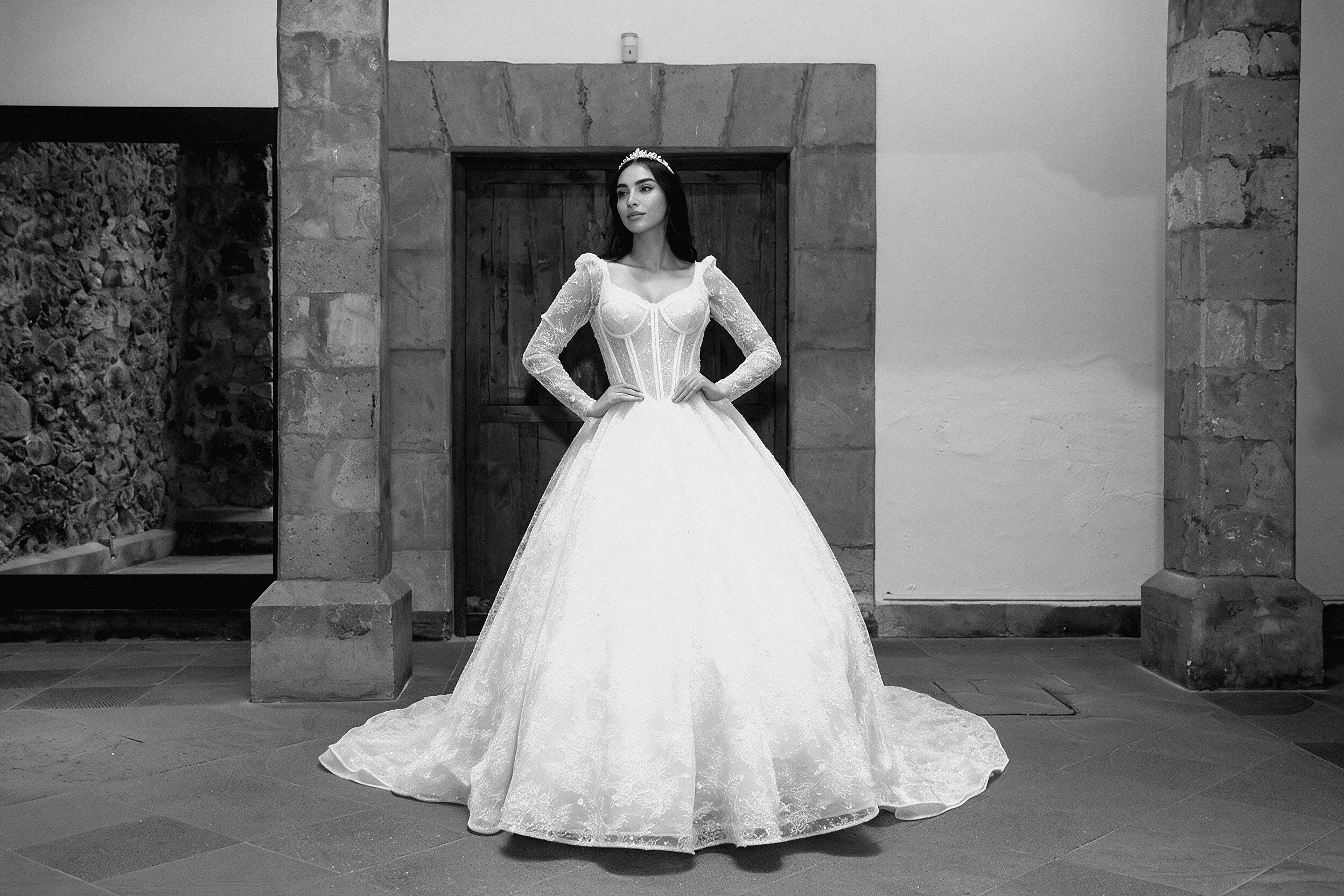 Vestido de novia Luna de frente mostrando el volumen de la falda con brillo.