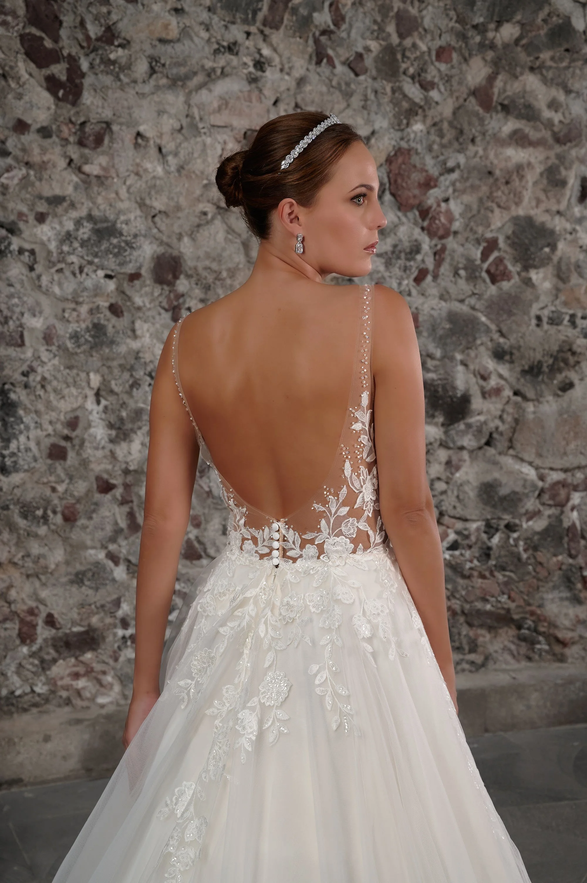 Espalda del vestido de novia Cloe con falda de tul en capas y cola larga.