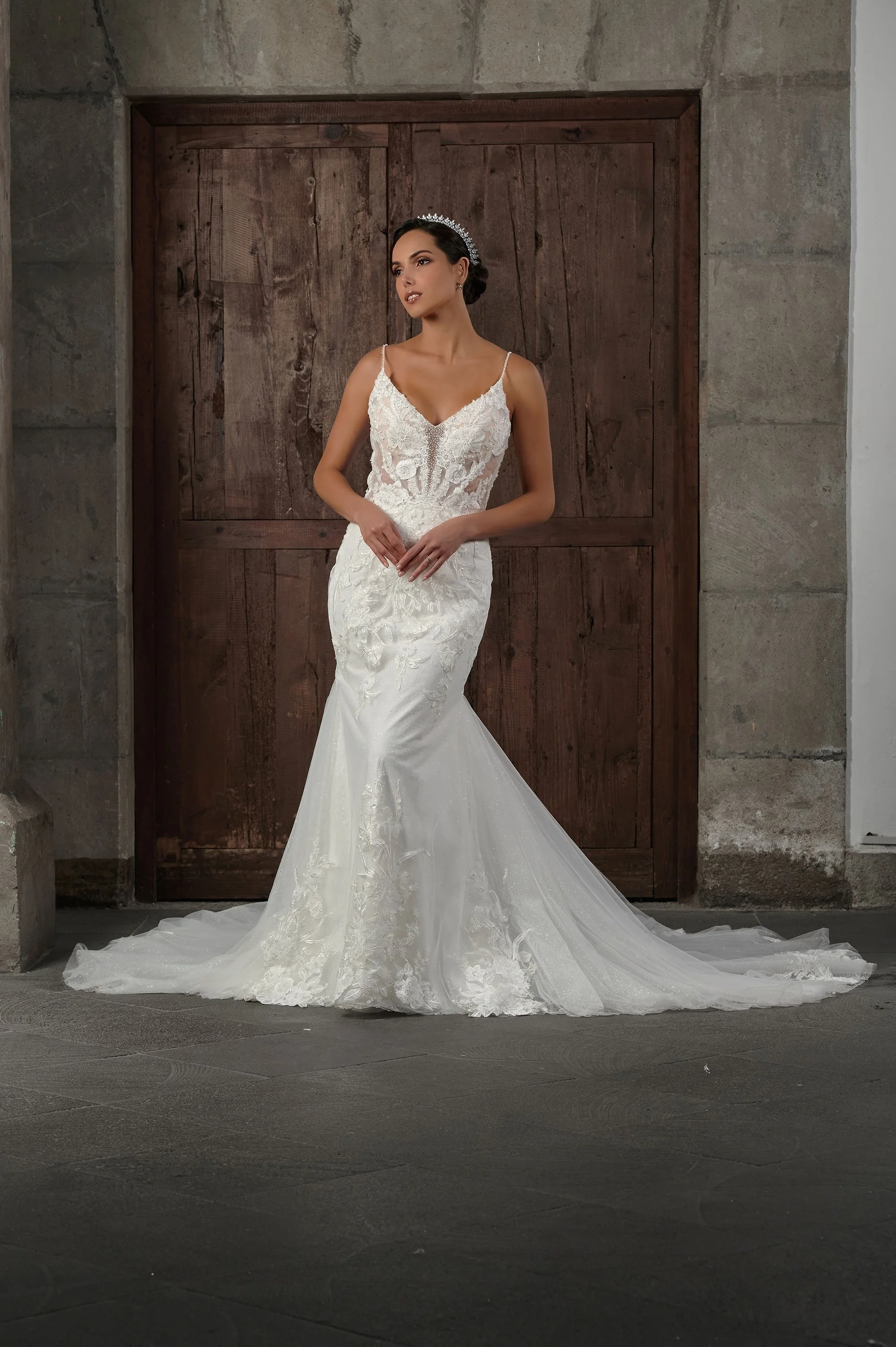 Espalda semitransparente del vestido de novia Qandor con botones forrados y cola larga.