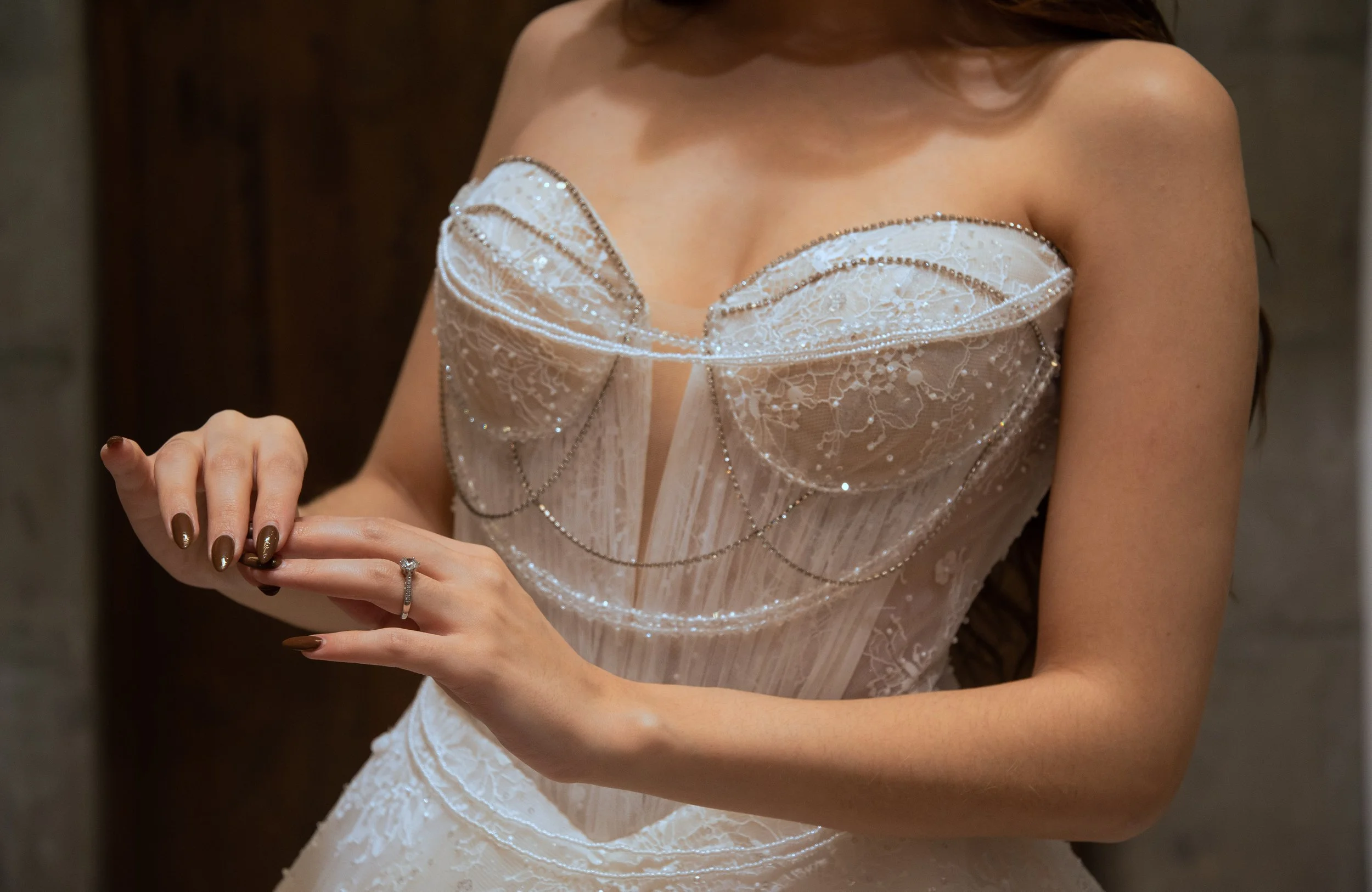 Primer plano del corsé de transparencia con varillas y pedrería del vestido Lorelain.