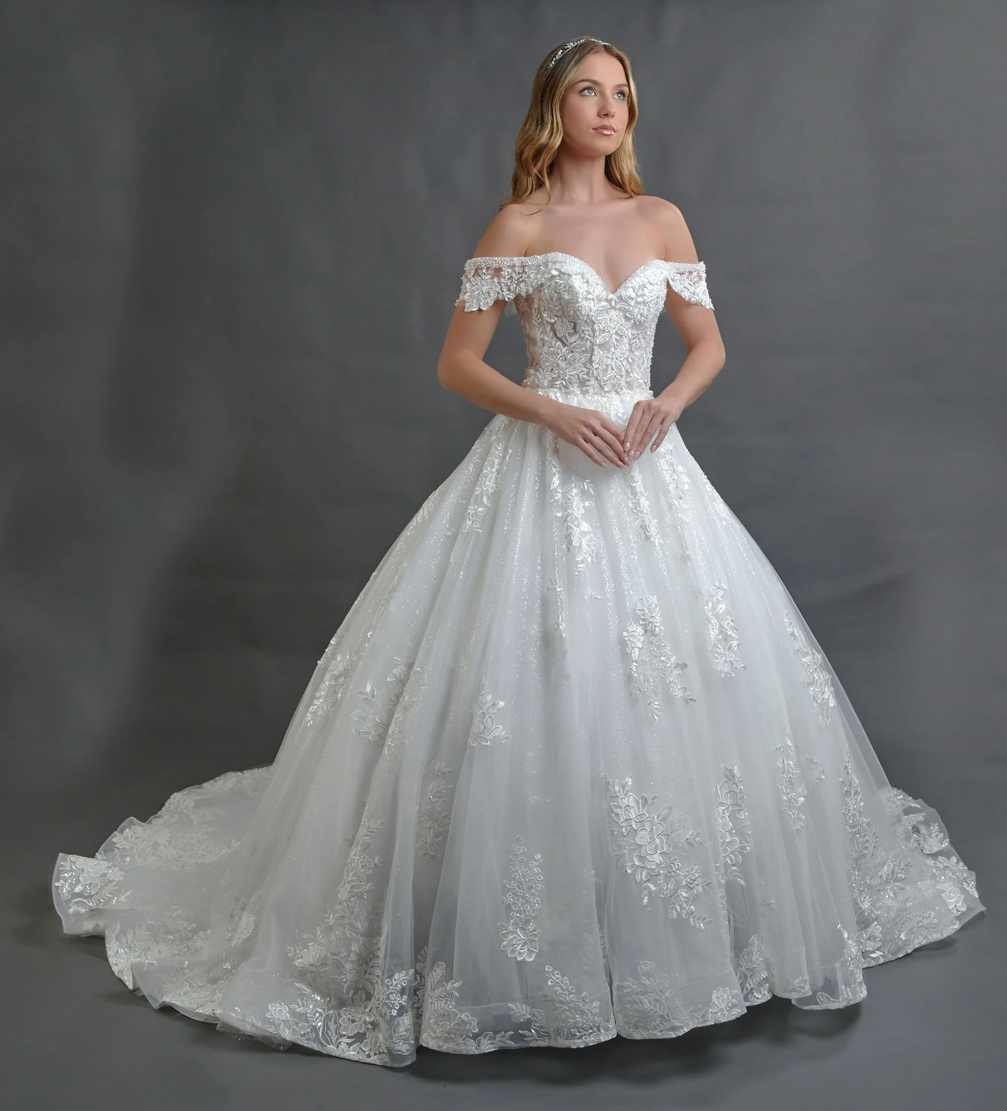 Novia con el vestido Bertino de Bridenformal, princesa de tul y encaje floral con escote corazón, vista frontal completa.