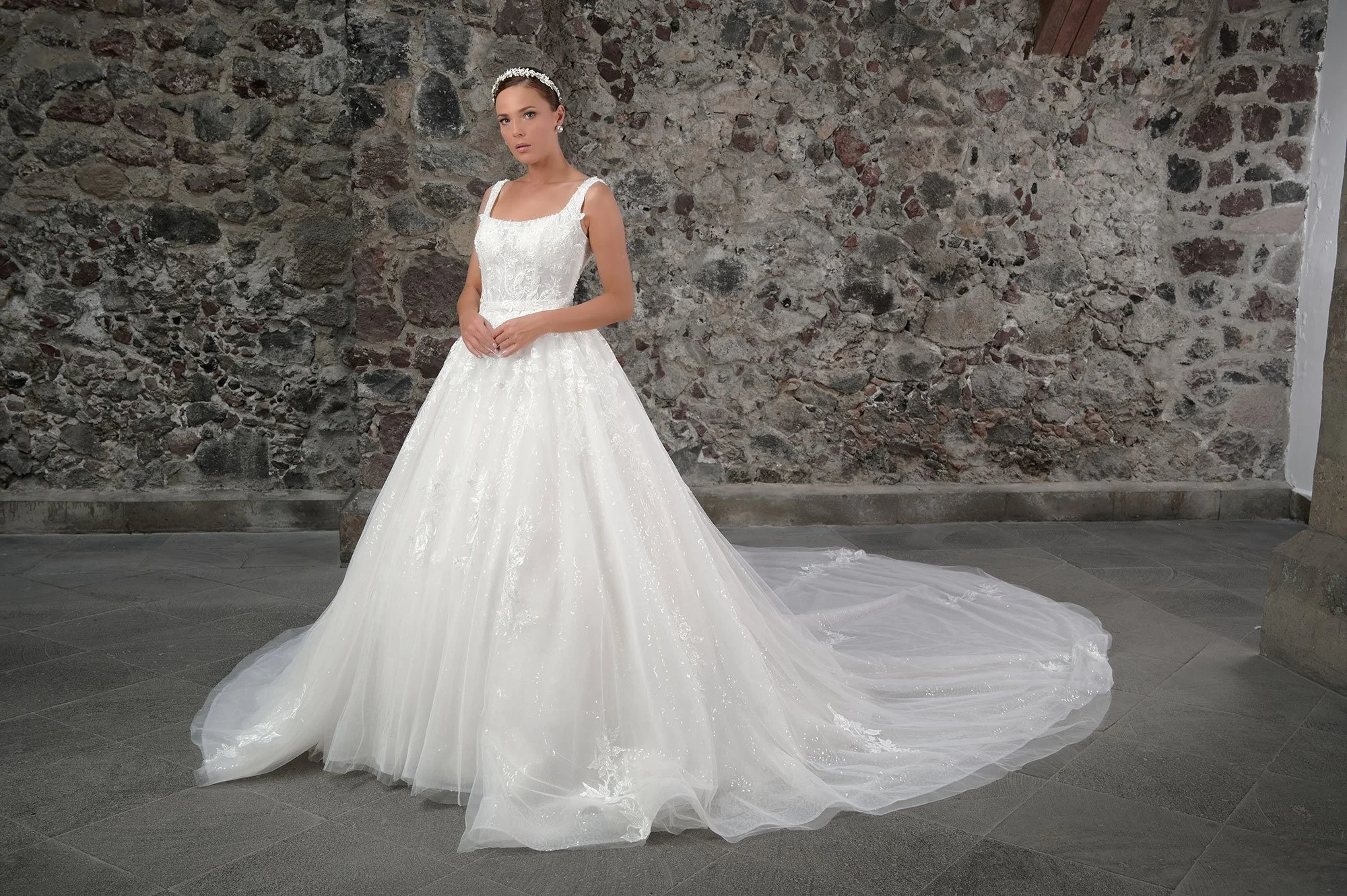 Vista frontal del vestido de novia Candido con escote cuadrado y falda extra amplia de tul.