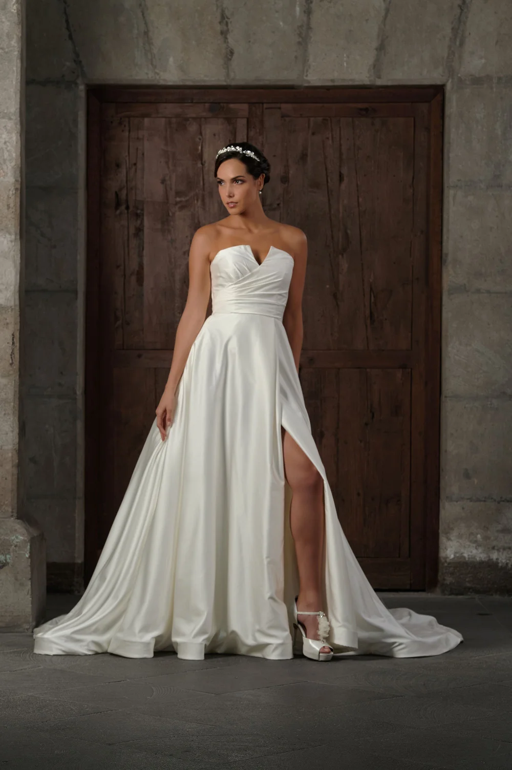 Vestido de novia Quismondo de raso liso, línea A y abertura frontal