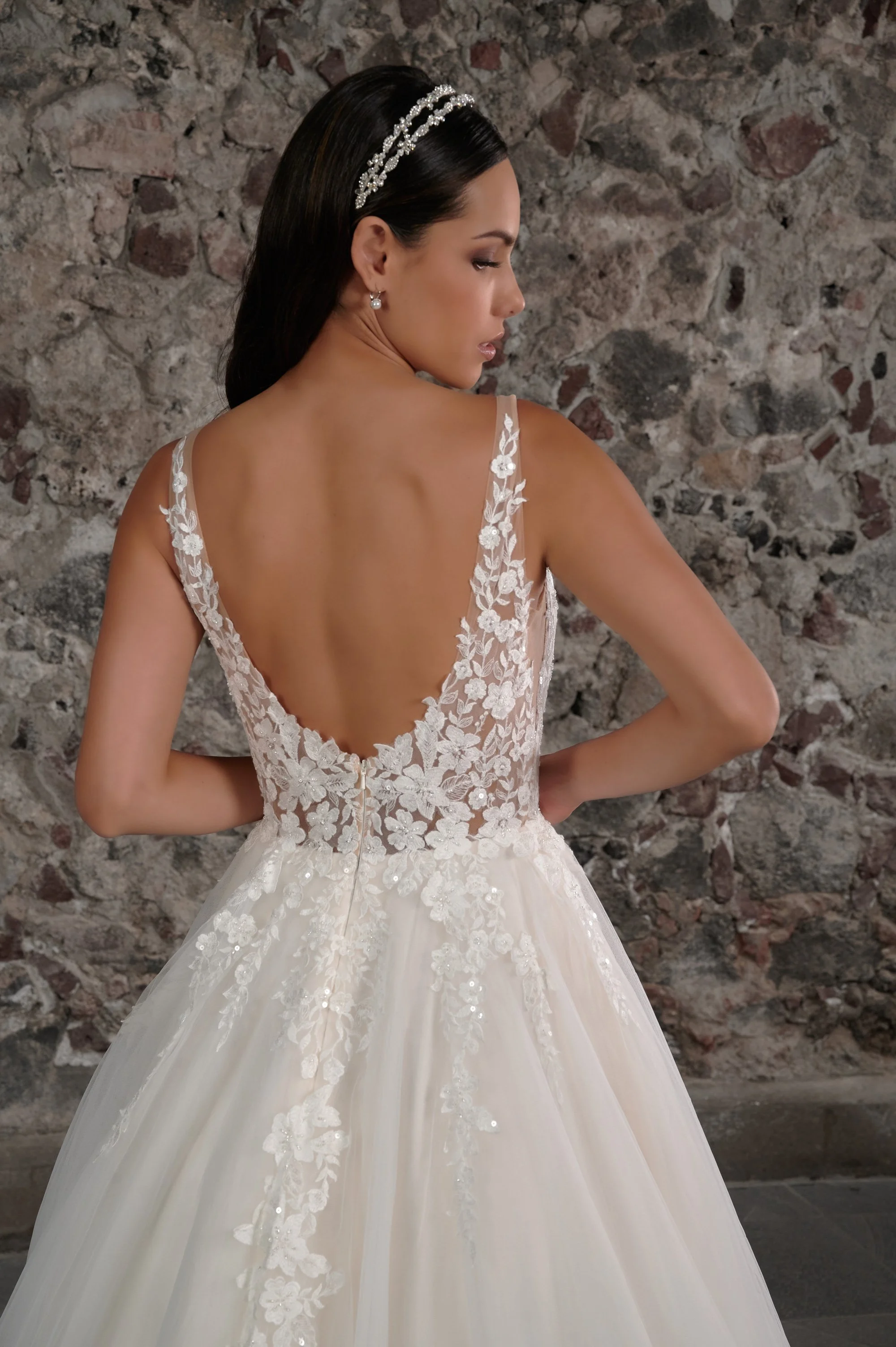 Detalle de la espalda baja y el encaje floral del vestido de novia Clavel.