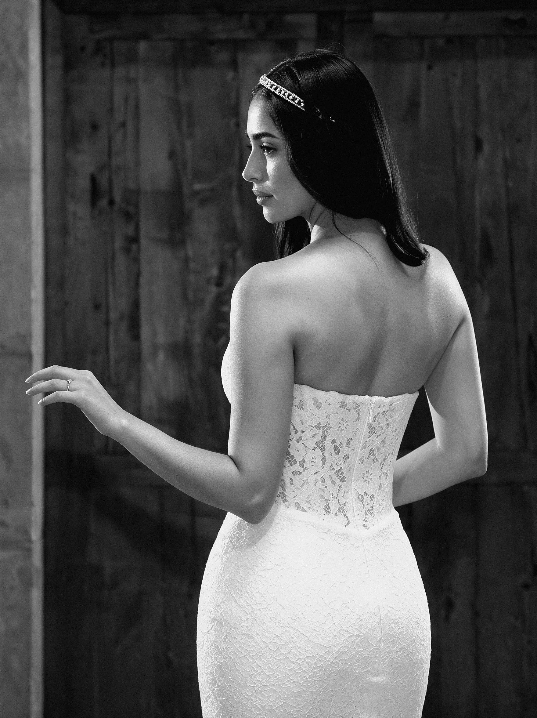 Primer plano del encaje floral y la espalda descubierta del vestido de novia Lea de Bridenformal.