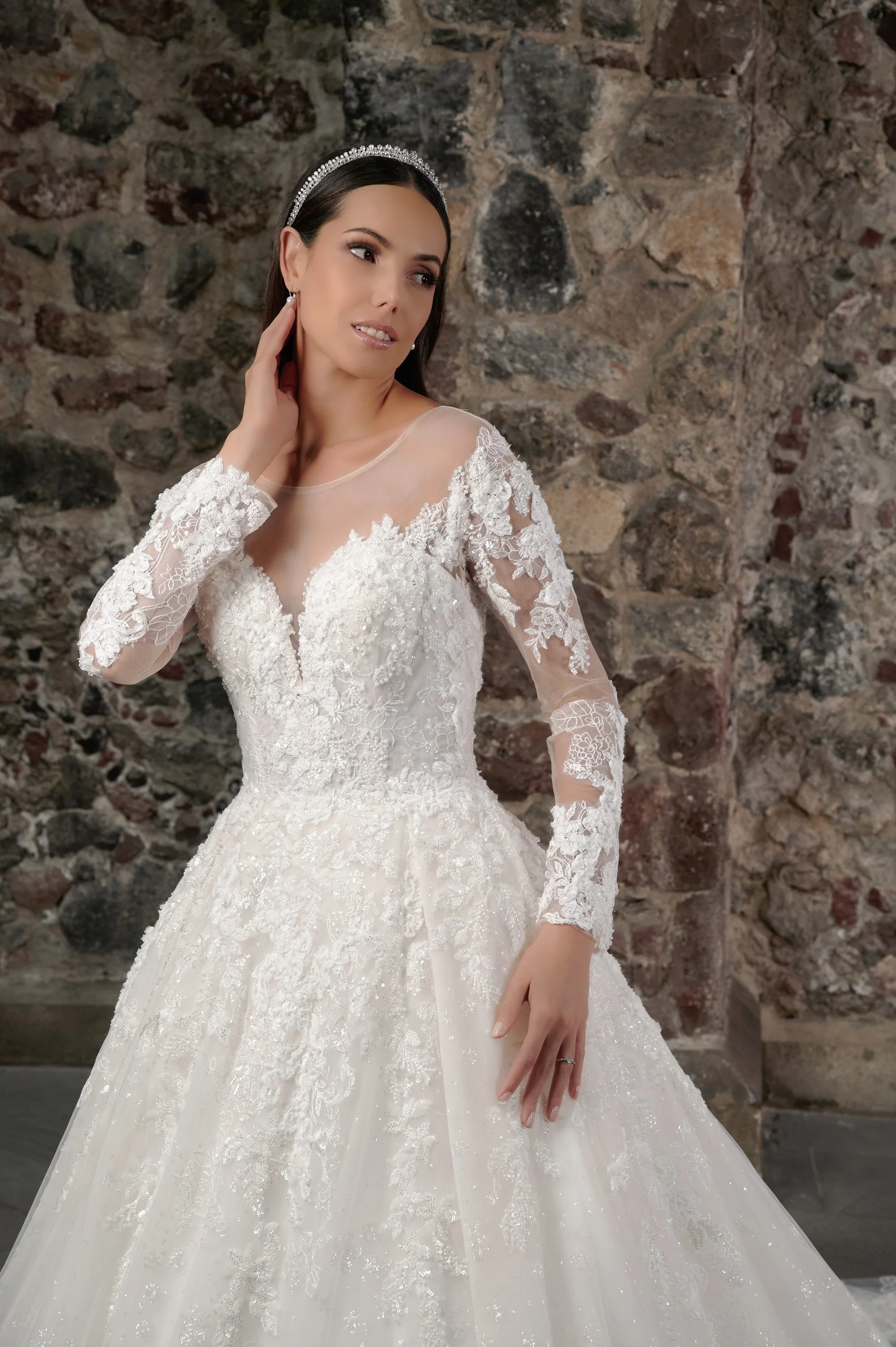 Detalle del bordado floral en las mangas largas del vestido de novia Cedilla.