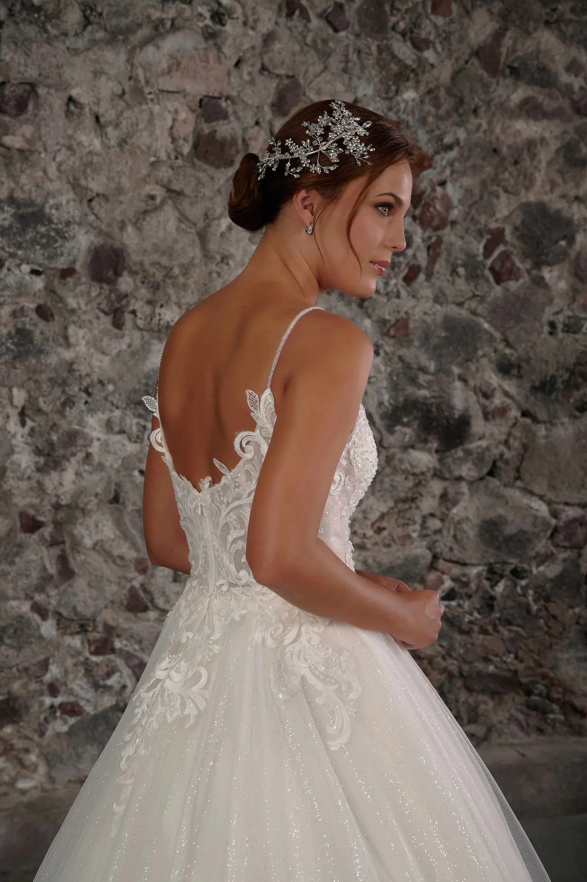 Detalle de la espalda descubierta del vestido Colmena con corpiño de encaje y tirantes finos.