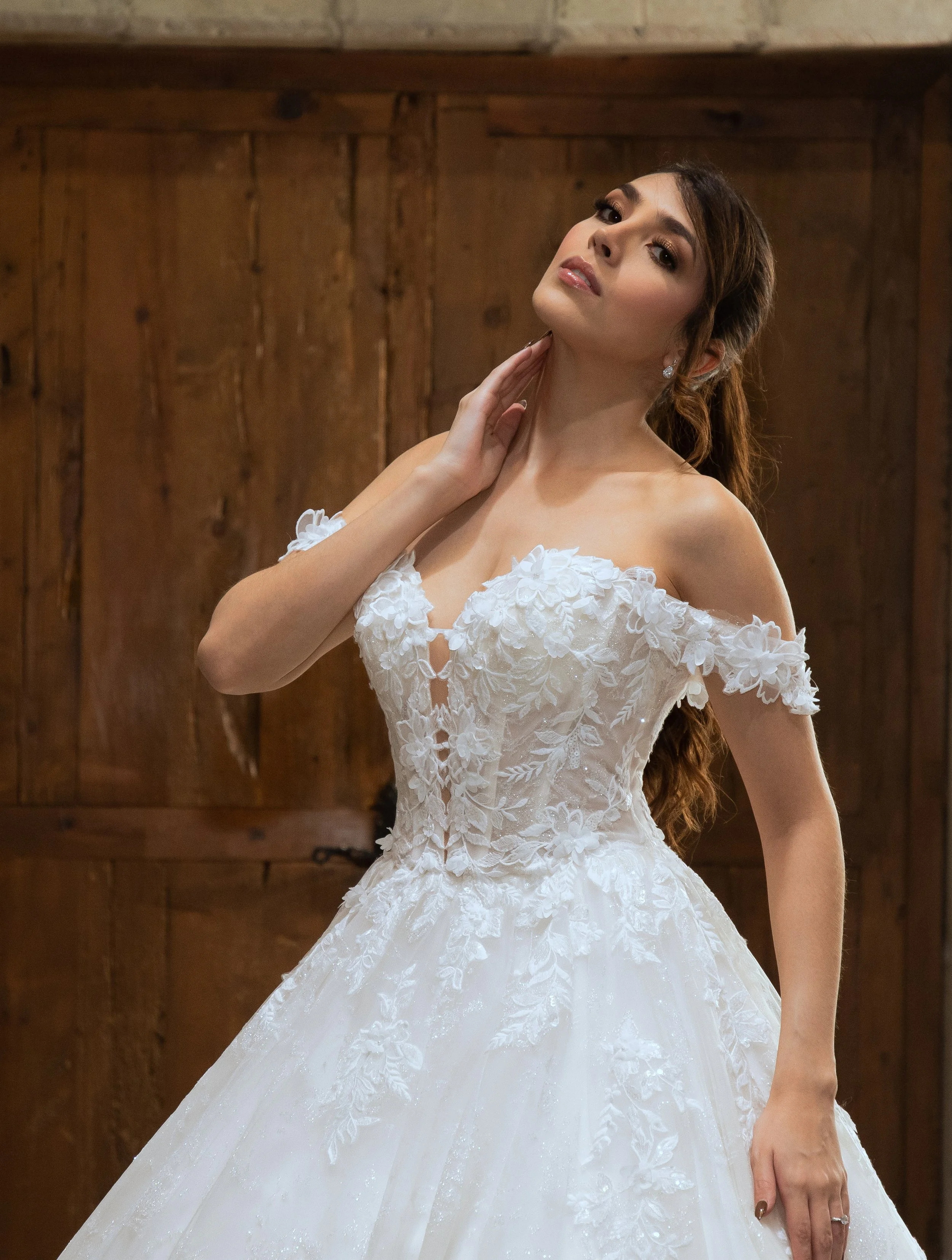 Escote corazón con tirantes florales caídos y corpiño de encaje del vestido Marisol.