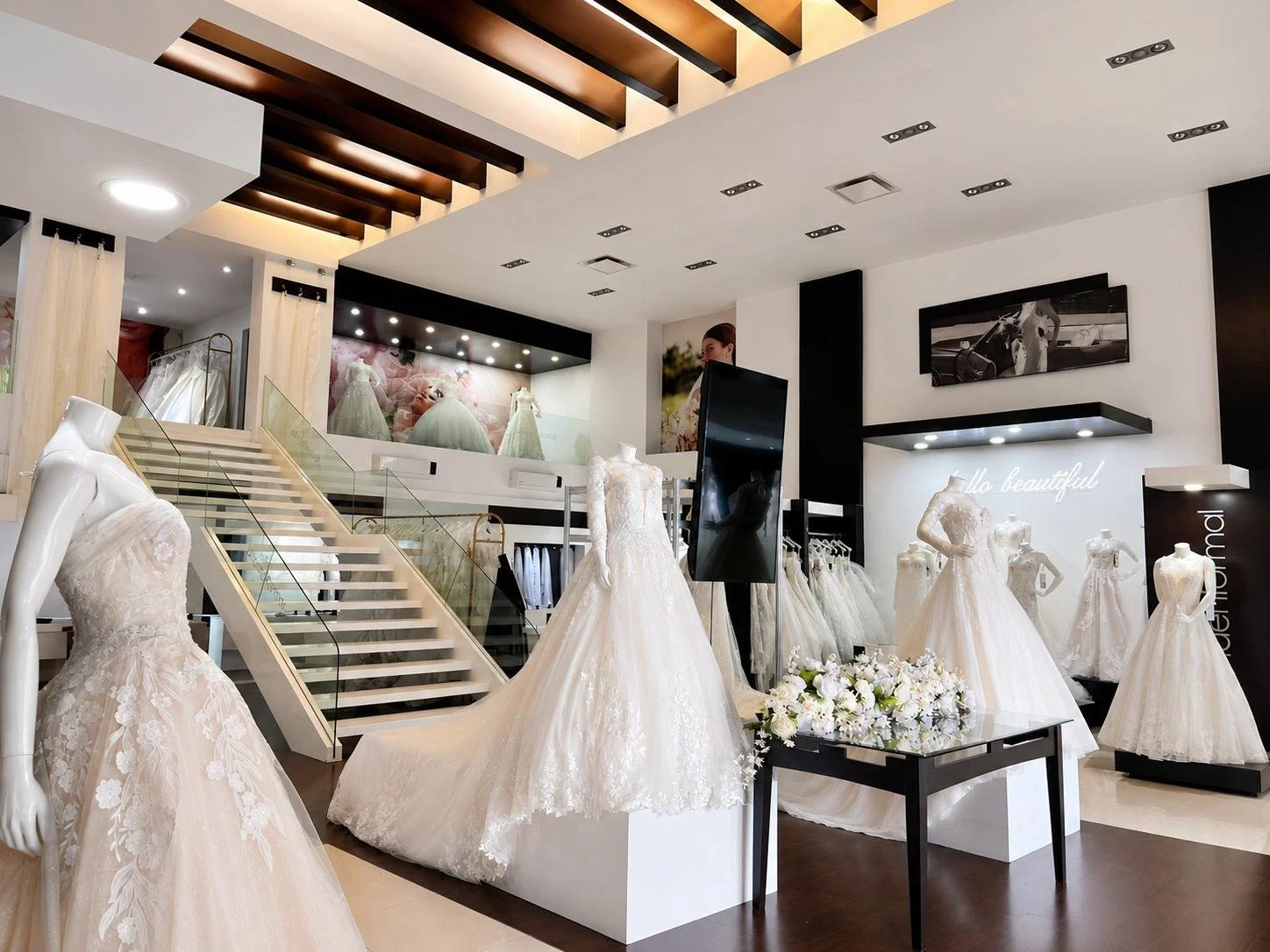 Interior de Bridenformal Guadalajara con vestidos de novia, velos y área de atención