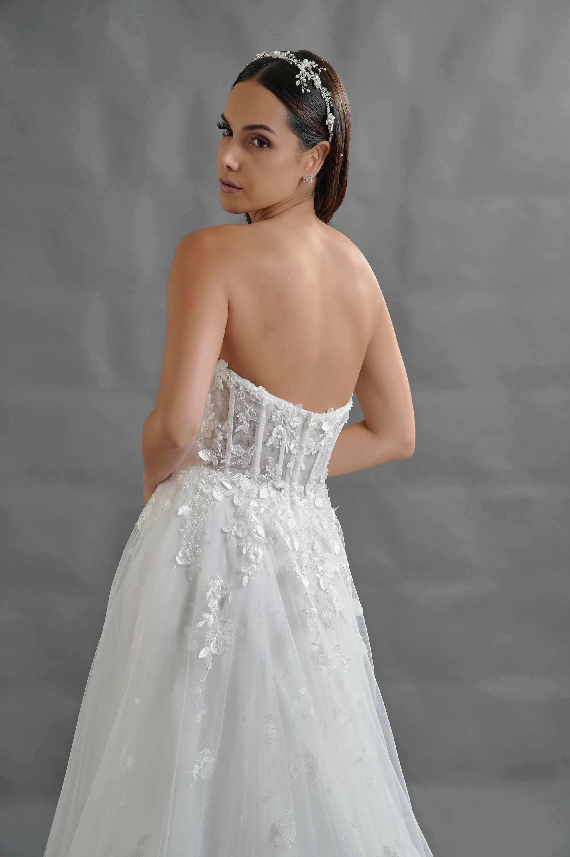 Detalle del corsé y el encaje floral en la espalda del vestido de novia Brandon.
