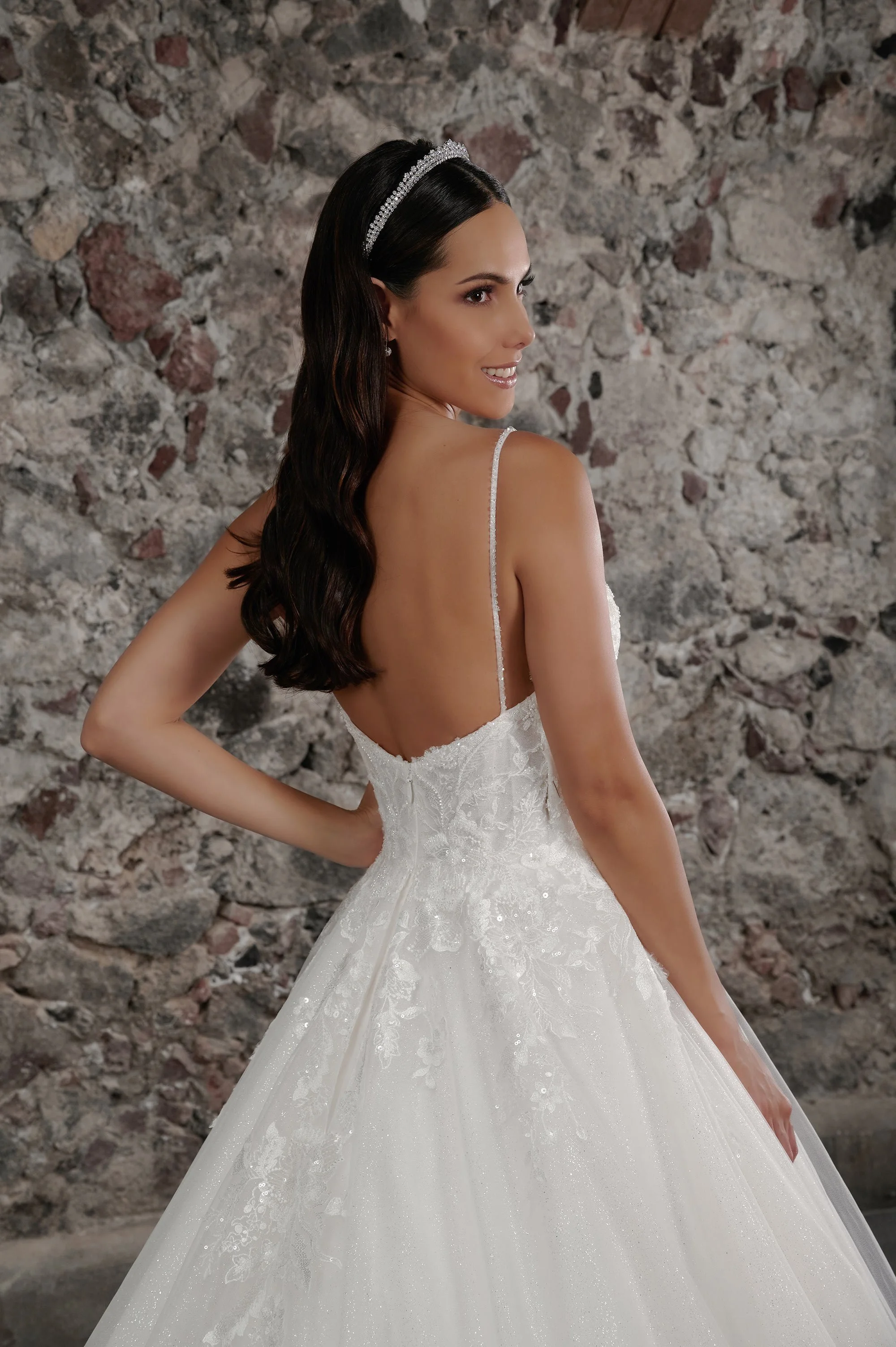 Detalle de la espalda baja del vestido Calixto con tirantes finos bordados en pedrería.