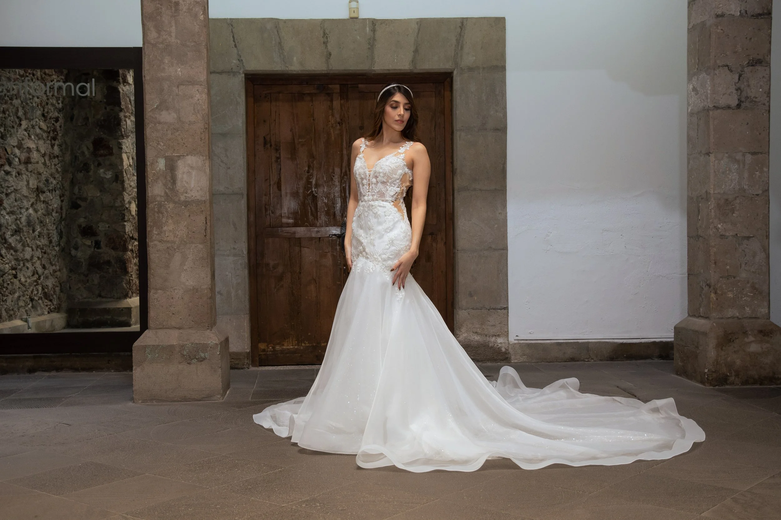 Novia con el vestido Wanda de Bridenformal, silueta sirena en encaje y organza con escote en V, vista frontal completa.