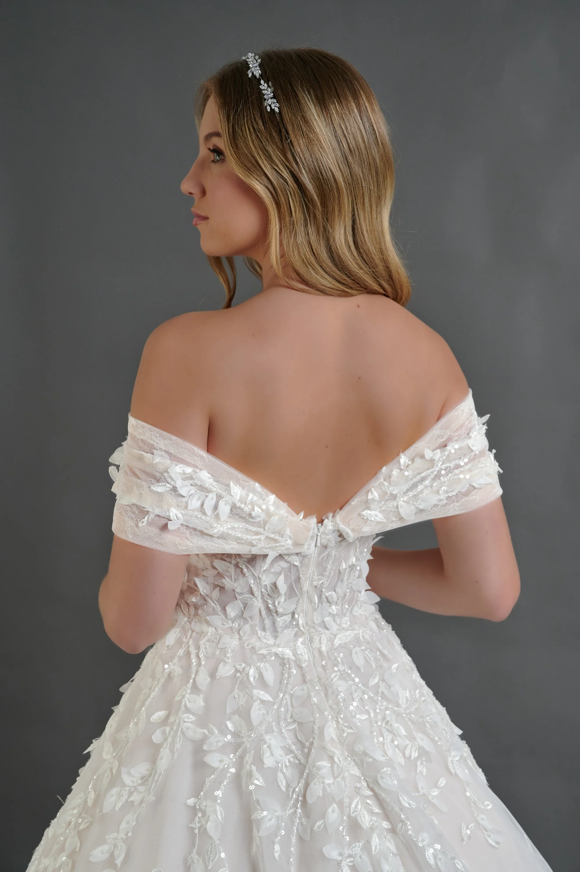 Detalle de las mangas caídas y el encaje floral tridimensional del vestido Blas.