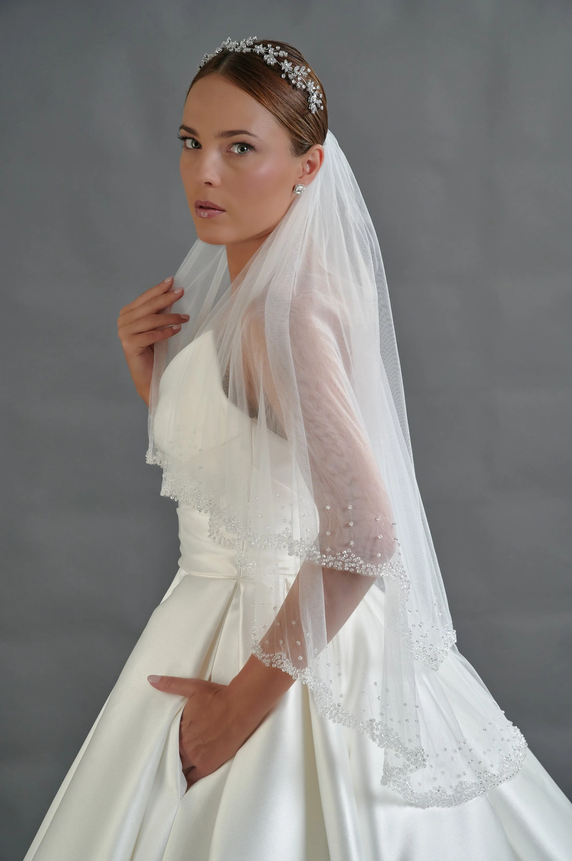 Detalle del pliegue asimétrico en el escote del vestido de novia Bella.