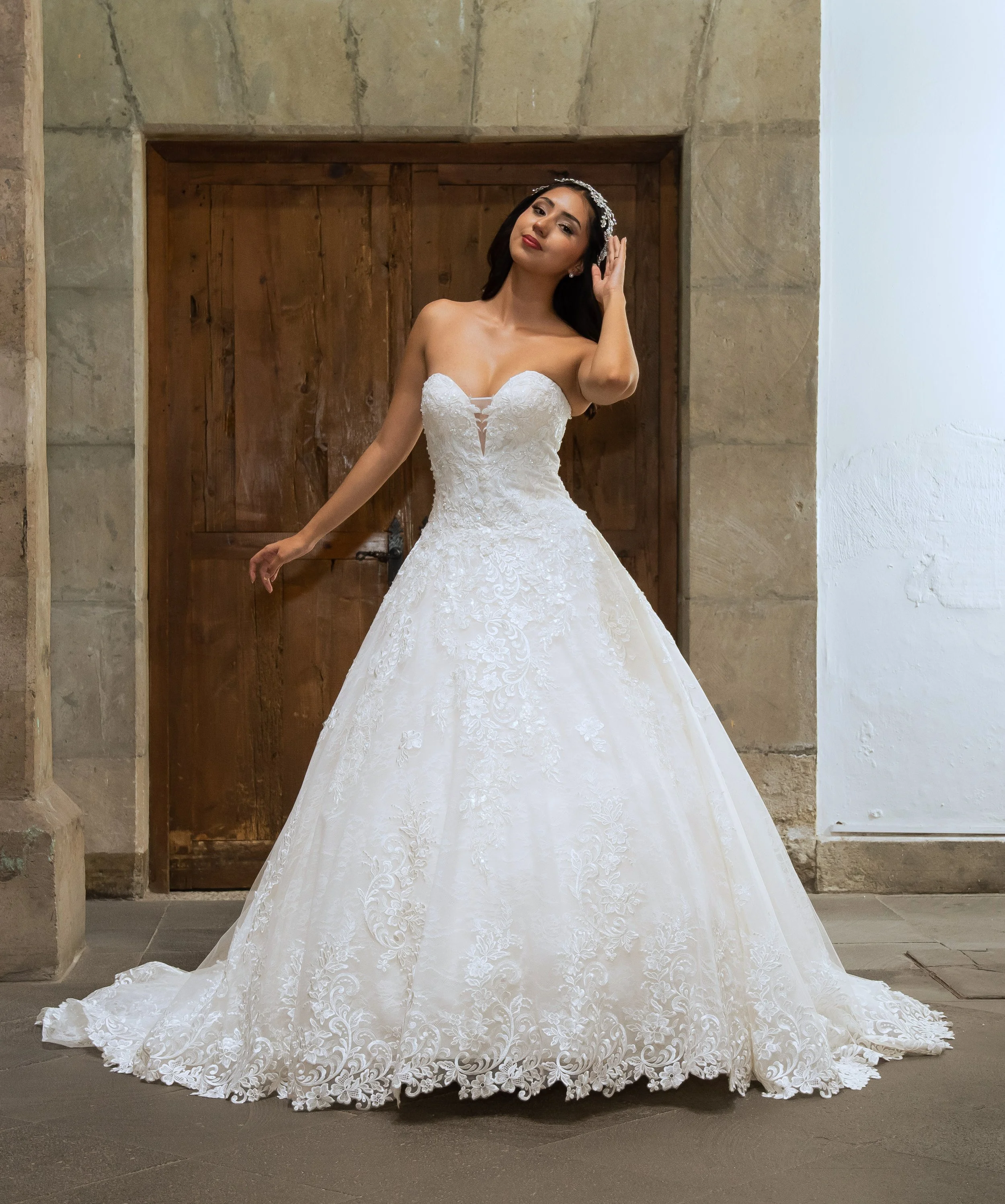 Novia con el vestido Alianza de Bridenformal, línea A de encaje con escote corazón, vista frontal completa.