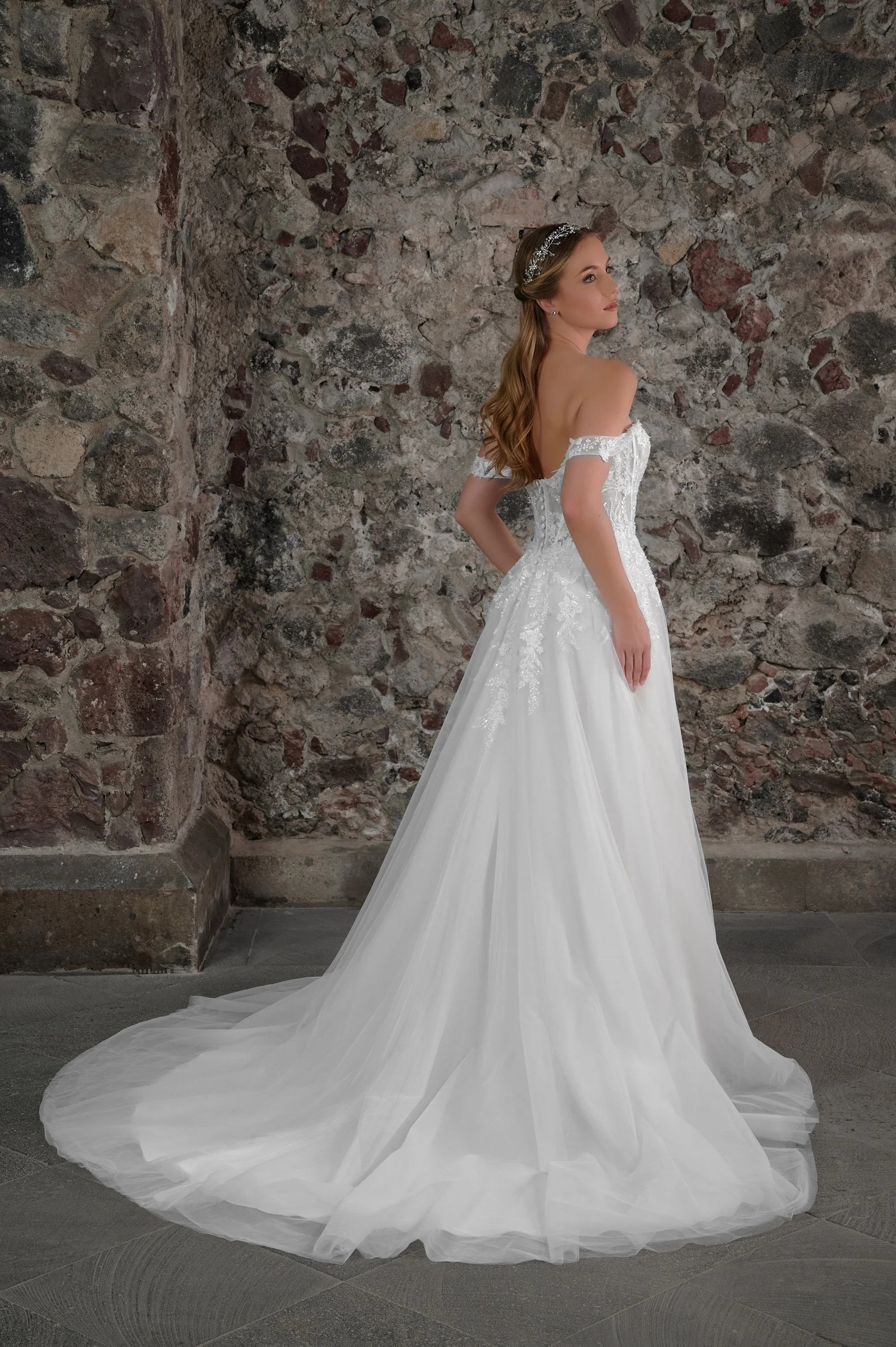 Espalda del vestido de novia Cielo con cierre de botones y cola larga.