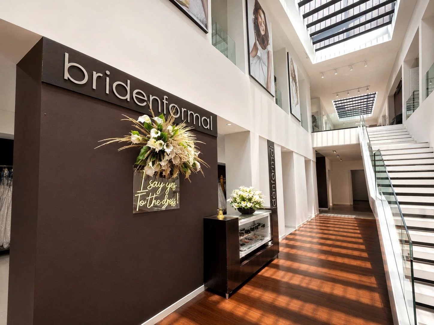 Interior de Bridenformal Chile 66 con vestidos de novia, velos y área de atención