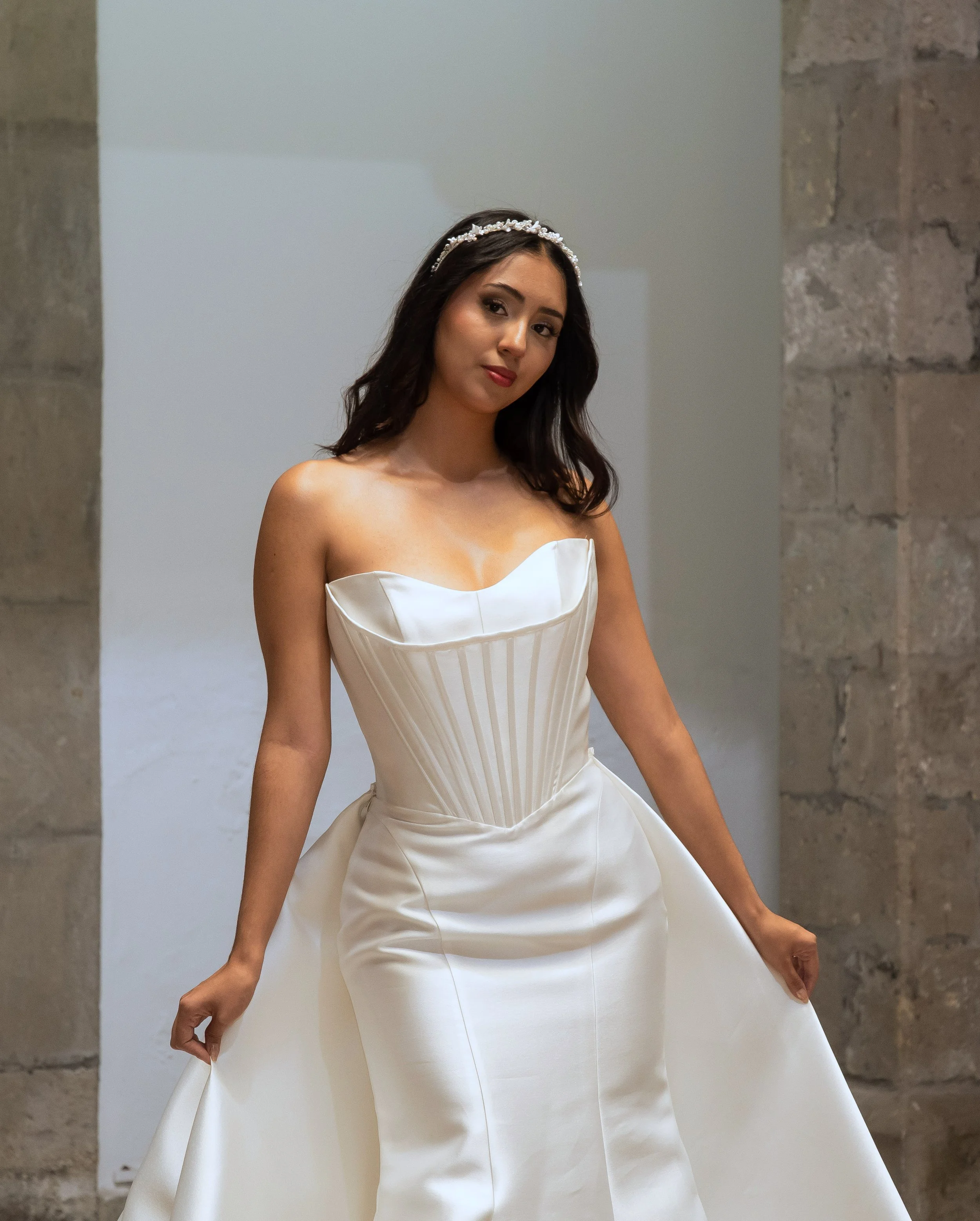 Detalle del corsé de satén con costuras verticales del vestido de novia Love.