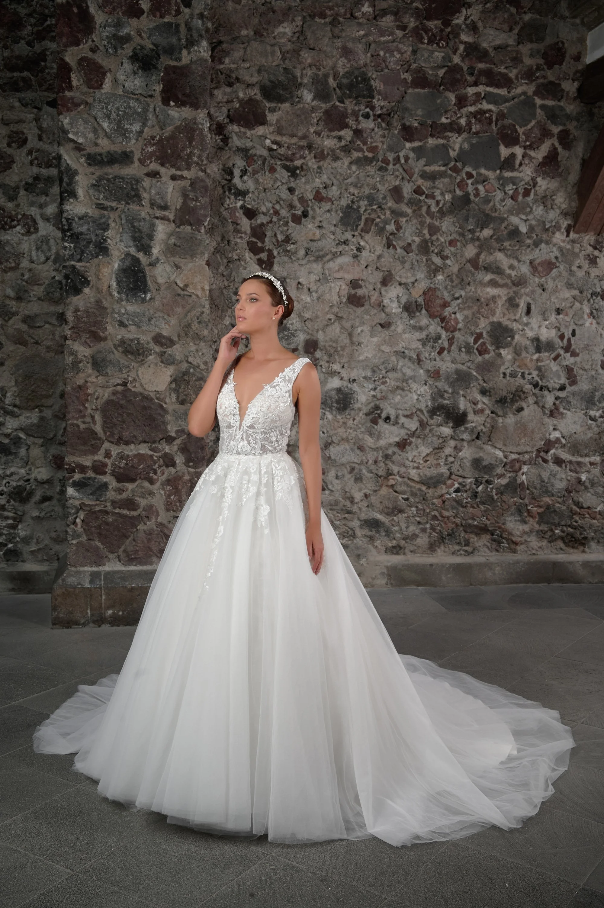 Detalle de la espalda baja y descubierta del vestido de novia Clara.
