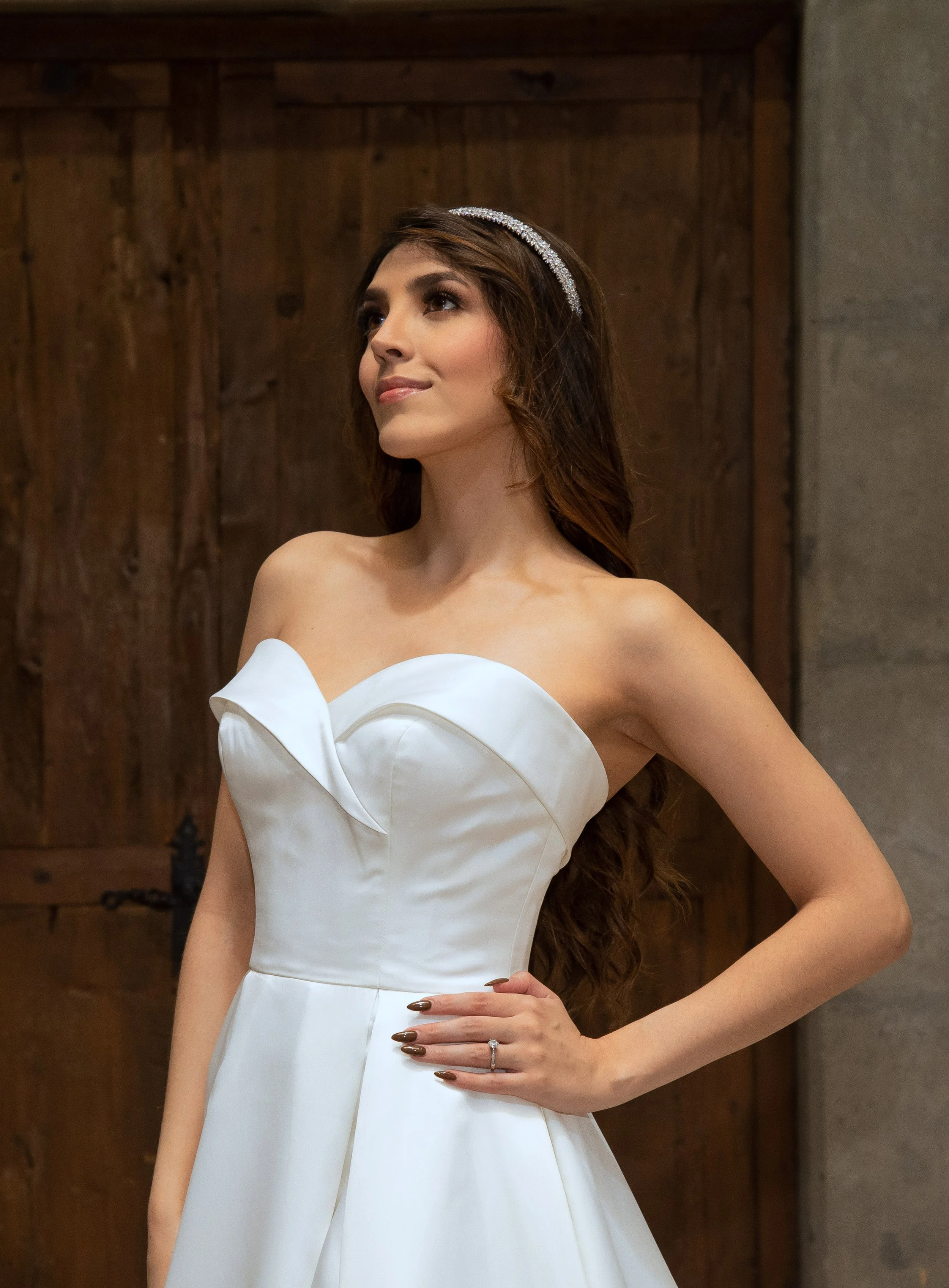 Escote corazón plegado strapless del vestido de novia Warwick en satén.
