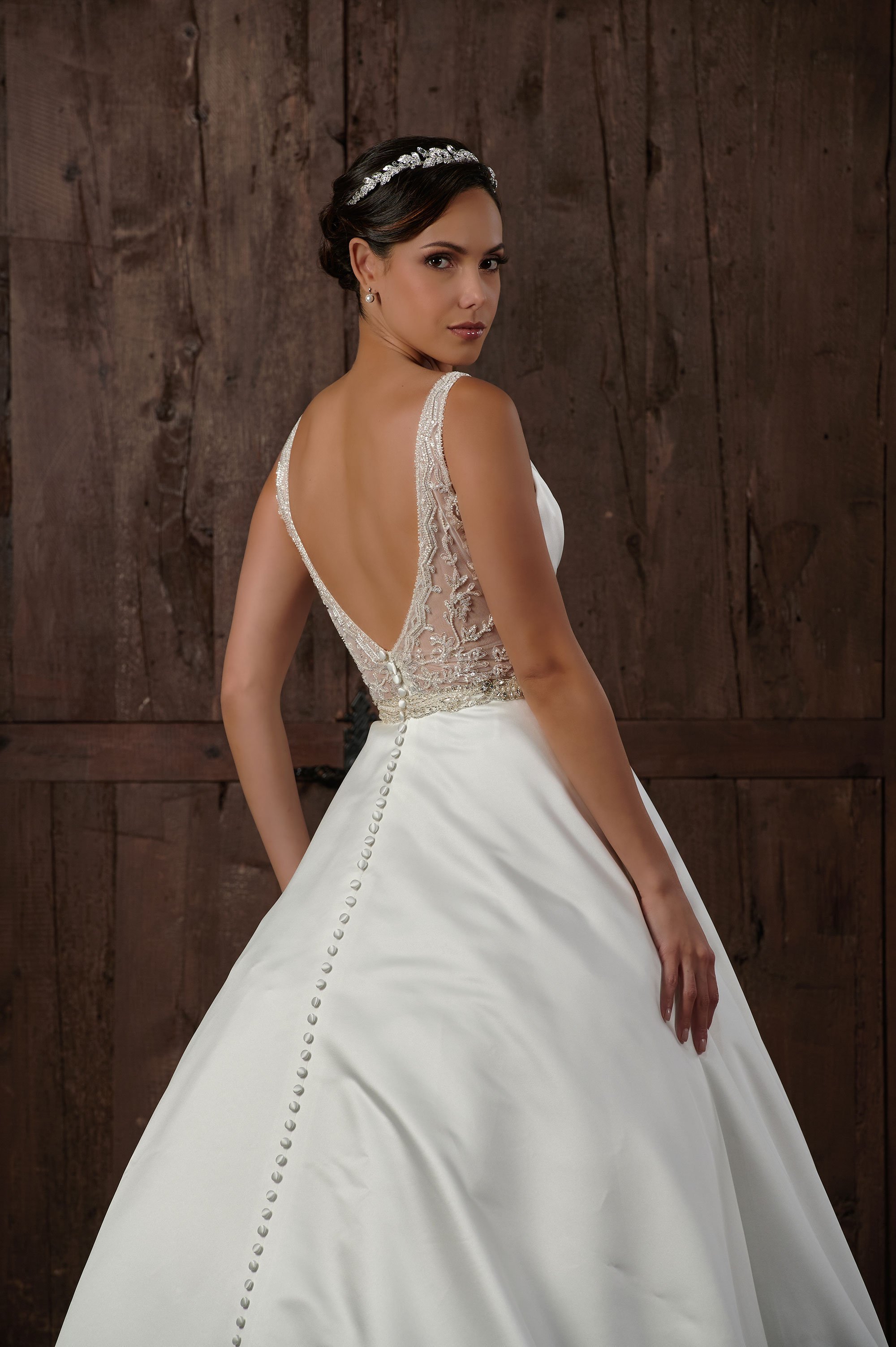 Detalle del cinturón de pedrería y la espalda bordada del vestido de novia Qebi.
