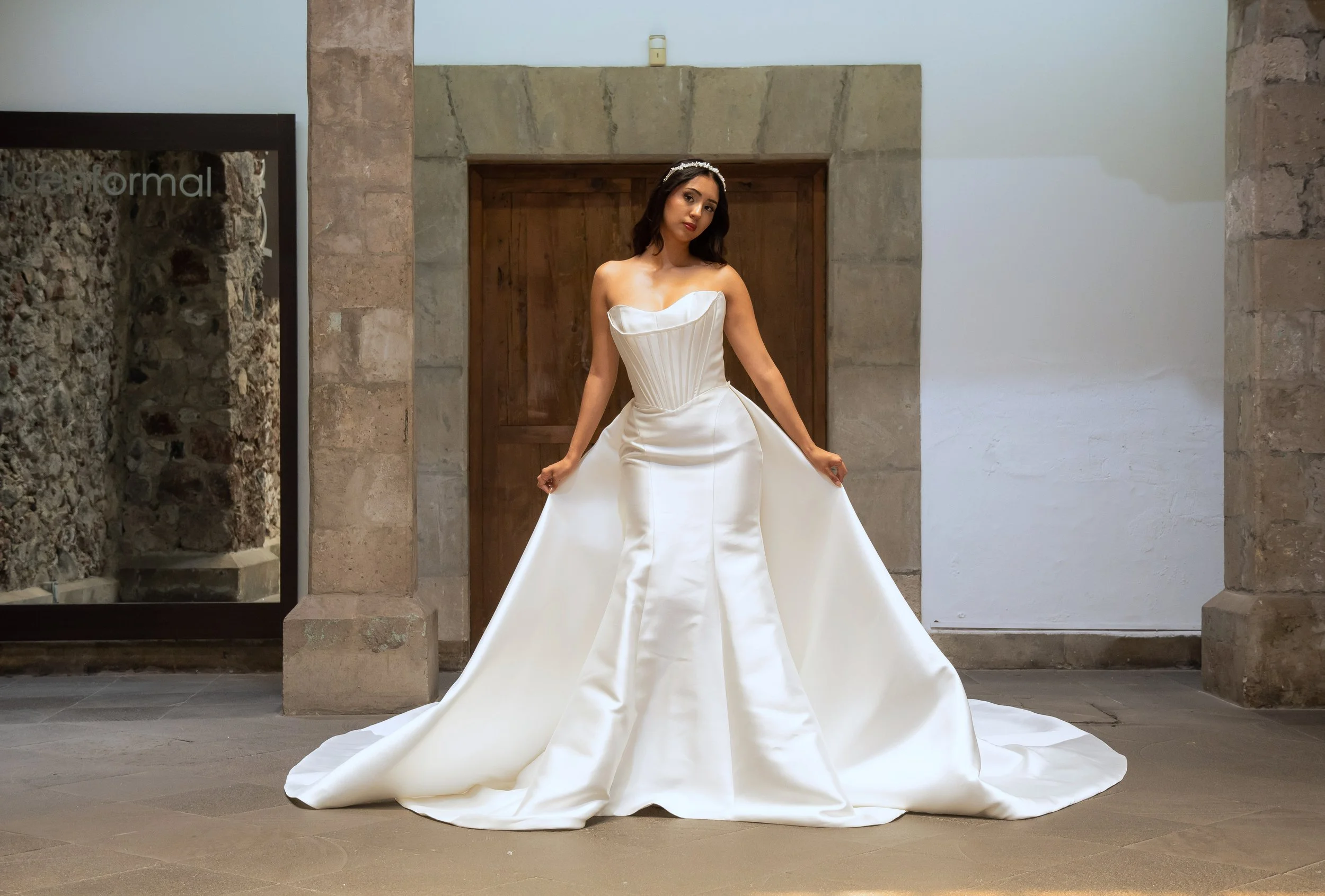 Love_02_frente_sobrefalda.jpVestido de novia Love con la sobrefalda de satén desmontable puesta, que añade volumen y cola.g