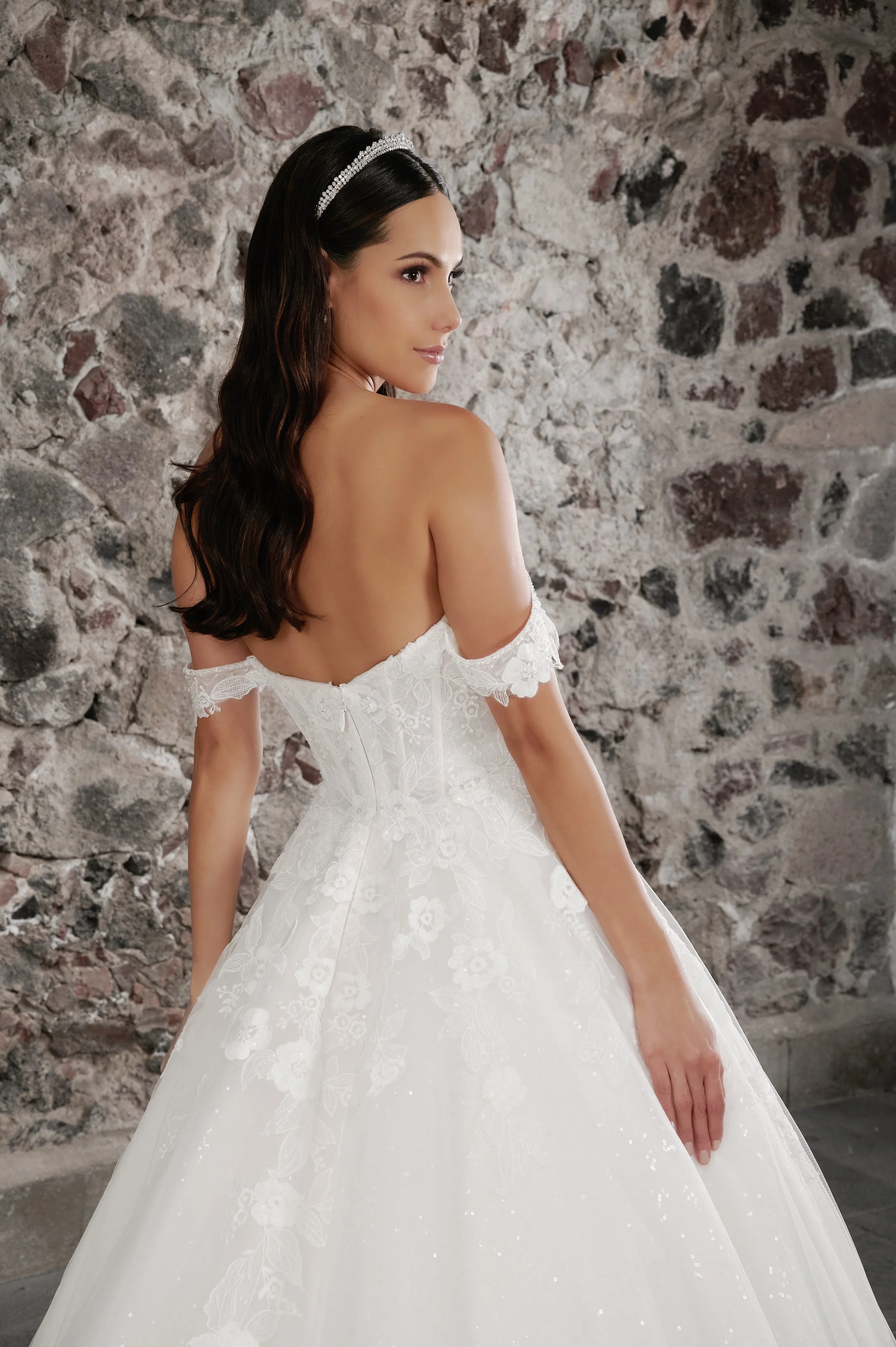 Espalda descubierta del vestido de novia Carina con falda de tul y cola larga.