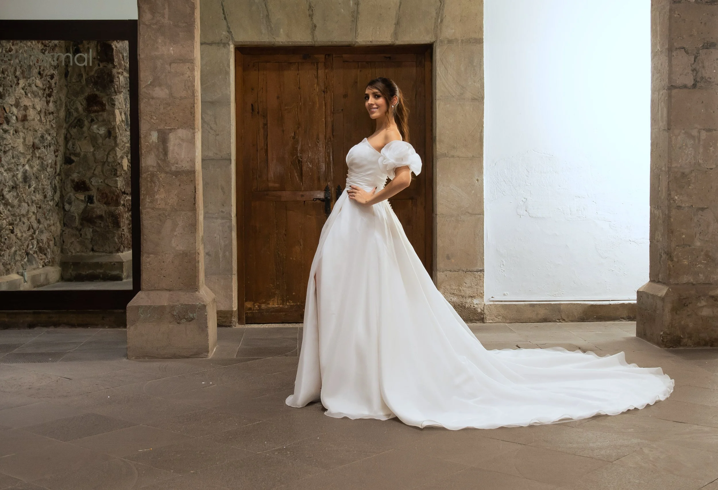 Vista lateral del vestido Wichita con la falda de organza de línea A y cola.