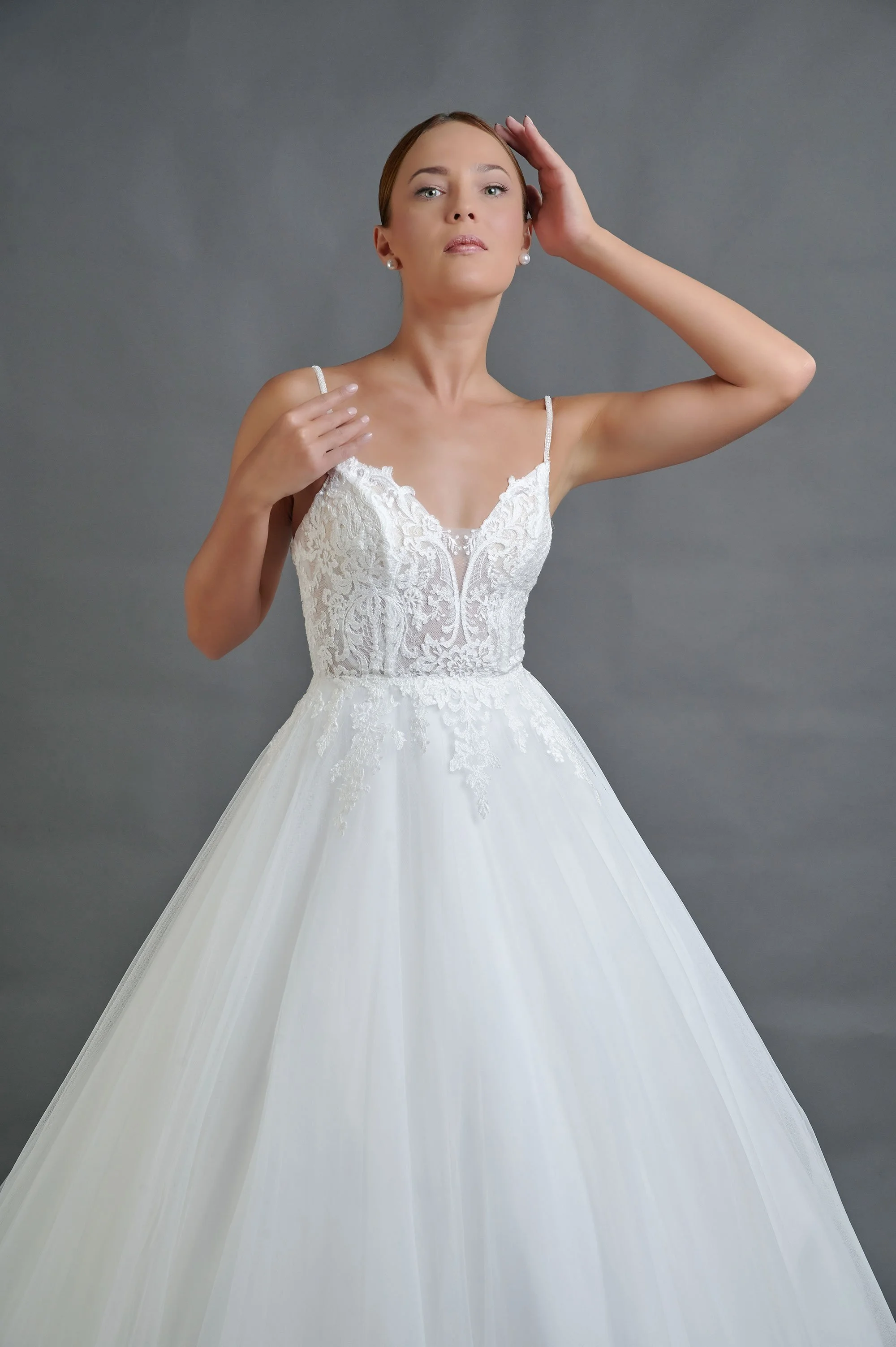 Detalle de la espalda descubierta del vestido de novia Bali con tirantes finos de encaje.