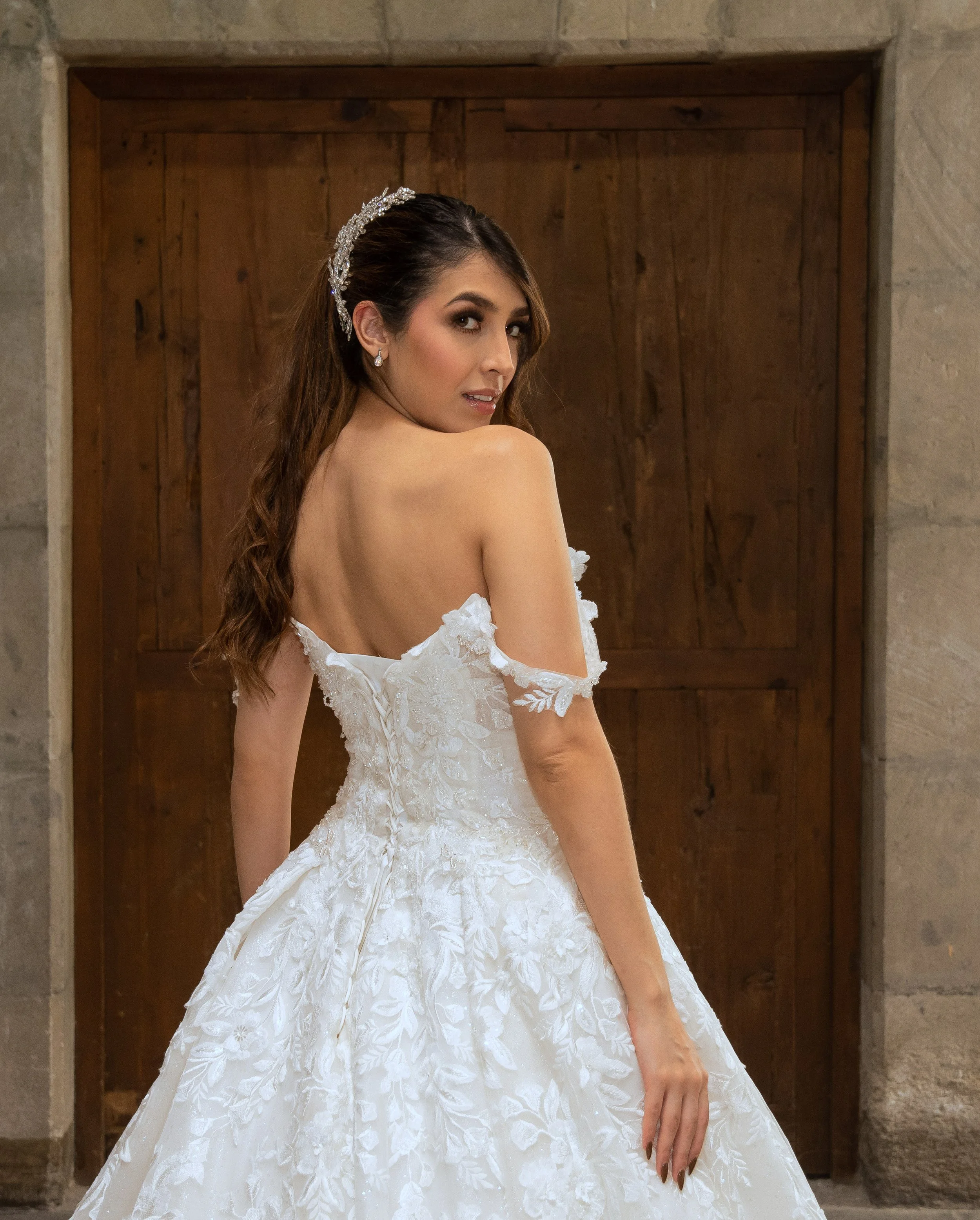 Vista de tres cuartos de la espalda descubierta del vestido Zaire con corpiño floral.